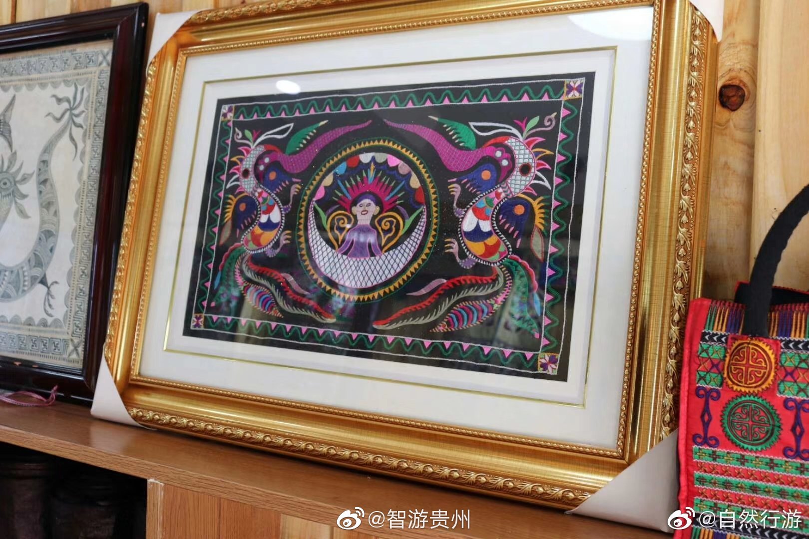 三都非遗传承人李老师制作的百鸟衣和蜡染一笔一划一针一线