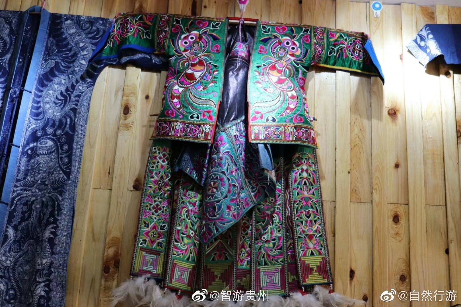 三都非遗传承人李老师制作的百鸟衣和蜡染一笔一划一针一线