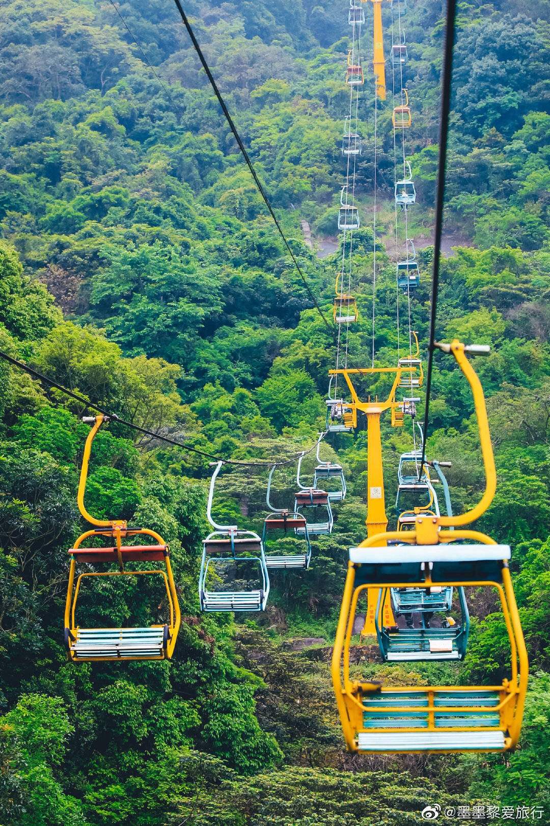 广东惠州博罗县罗浮山的清晨云雾缭绕,如同蓬莱仙境瑰丽的山川奇景