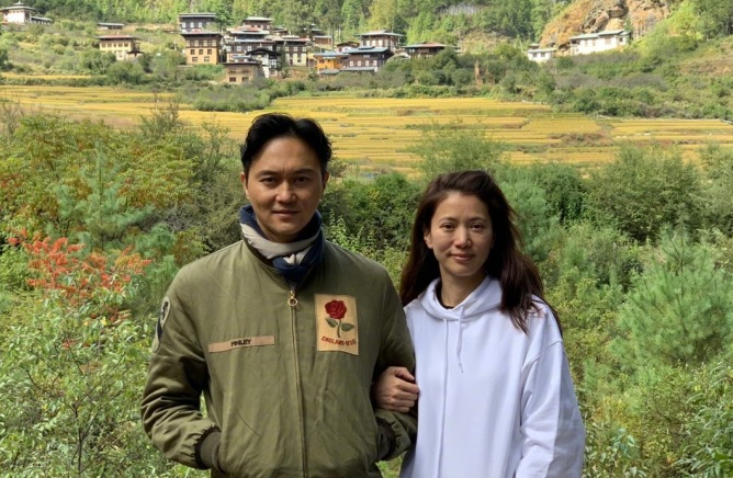 12月14日,张智霖的一张"沙雕"照被扒了出来,又是一张秀恩爱的照片"