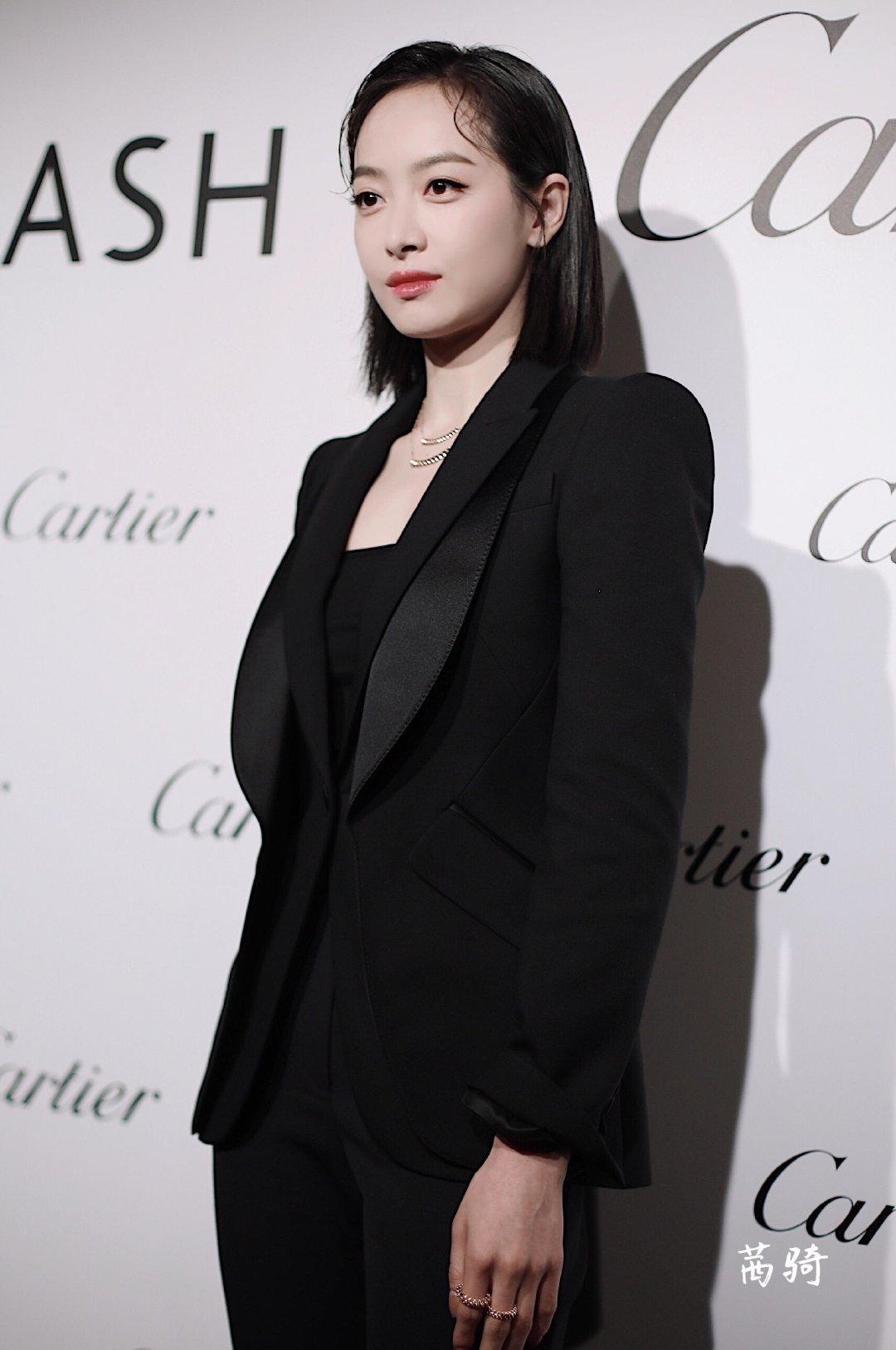 宋茜昨23日黑西装出席活动,高冷女王特质杀到我