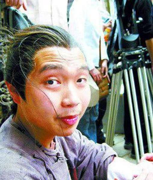 何文辉这些年除了自己演戏赚钱以外,还搞起了一些副业,所以现在已经是