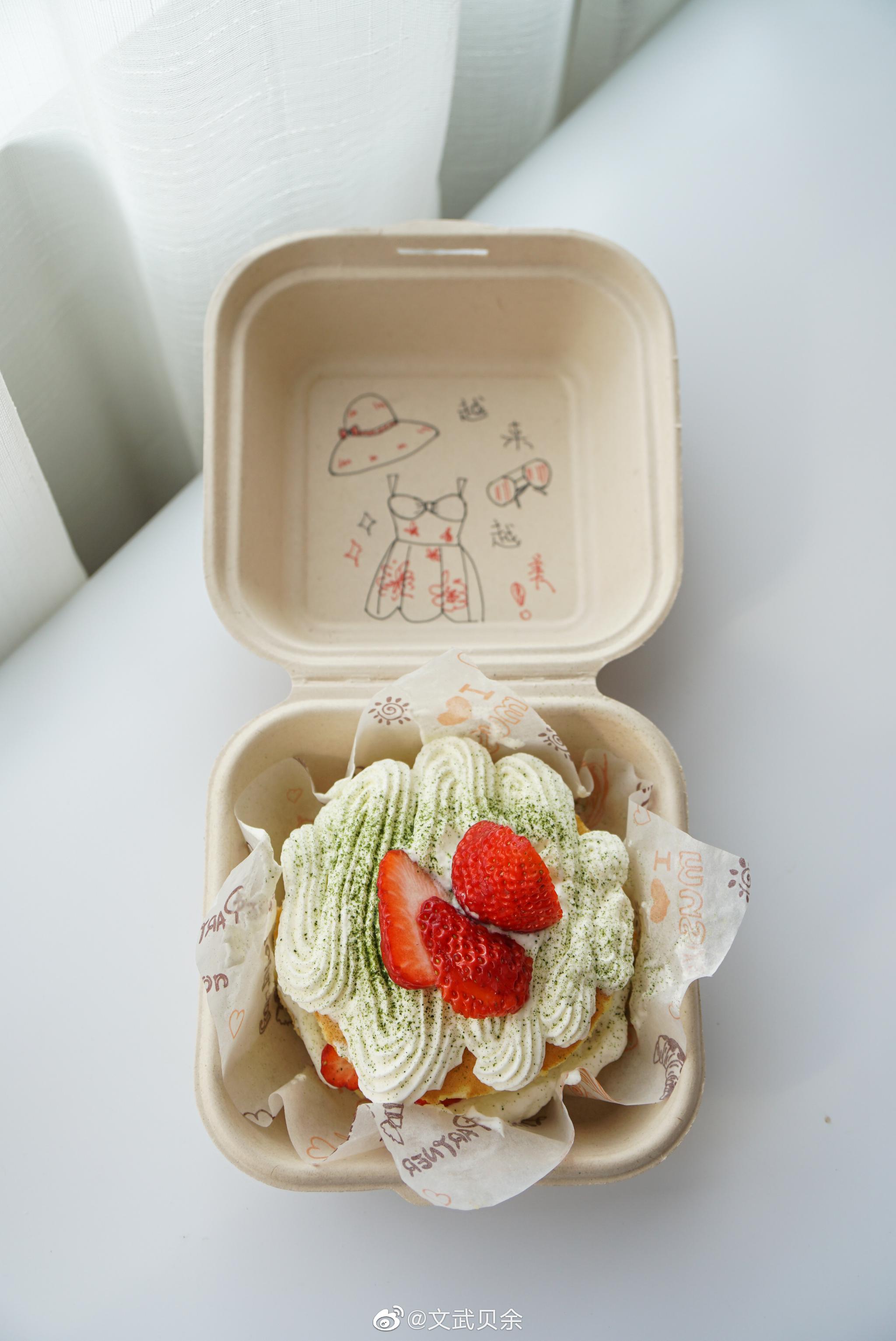 家里有小朋友来做客,做了据说是最近ins上很红的便当盒子蛋糕
