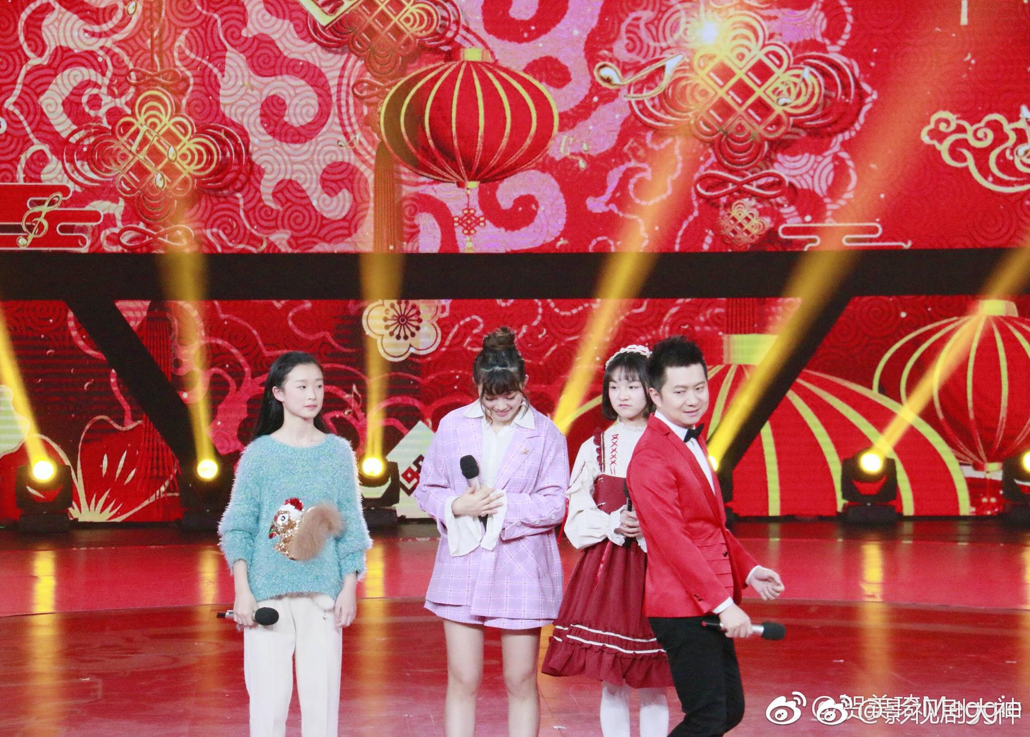 贺美琦在微博分享了一组自己参加2019童声唱春晚录制的照片