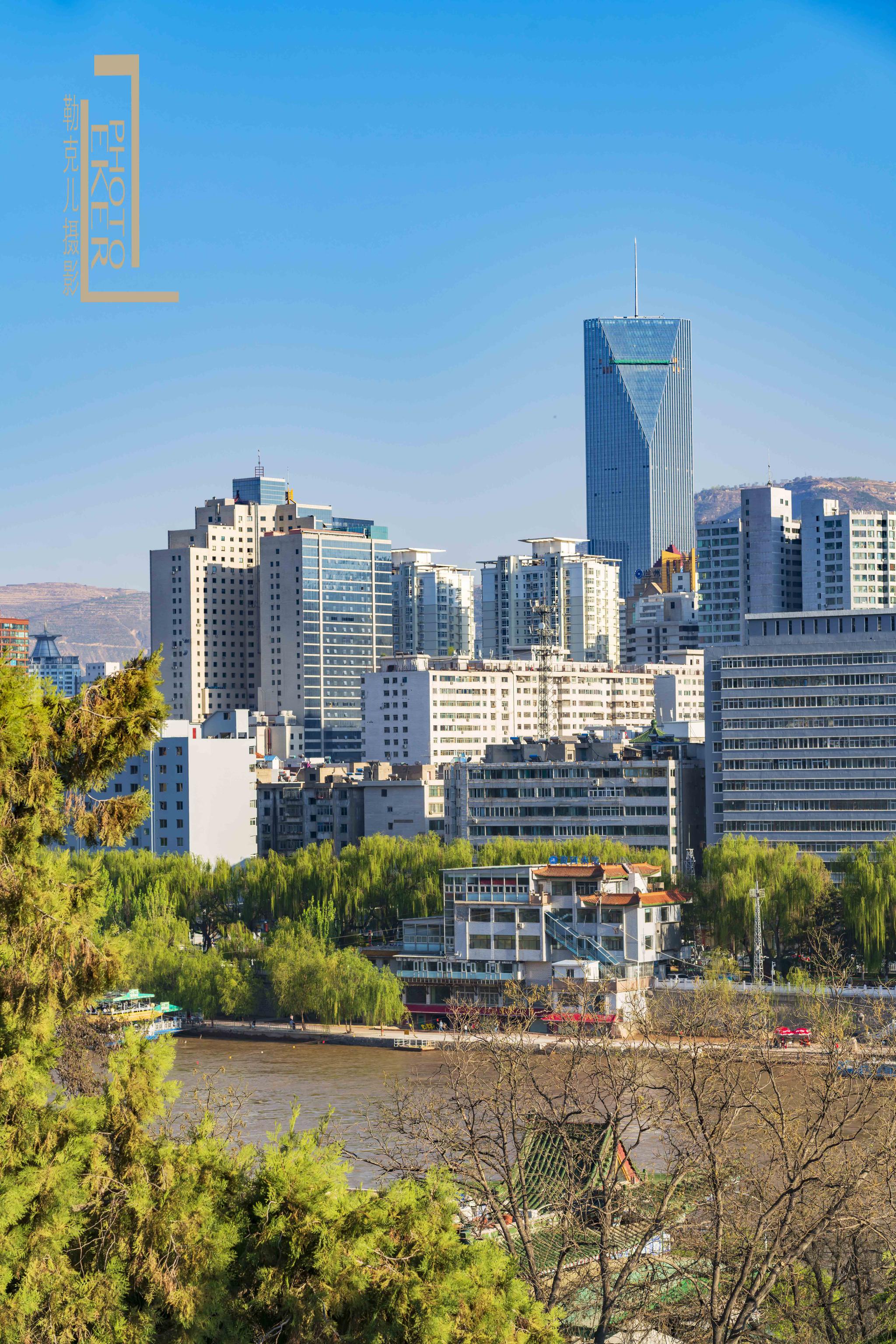 白塔公园俯瞰兰州城市风光一角.