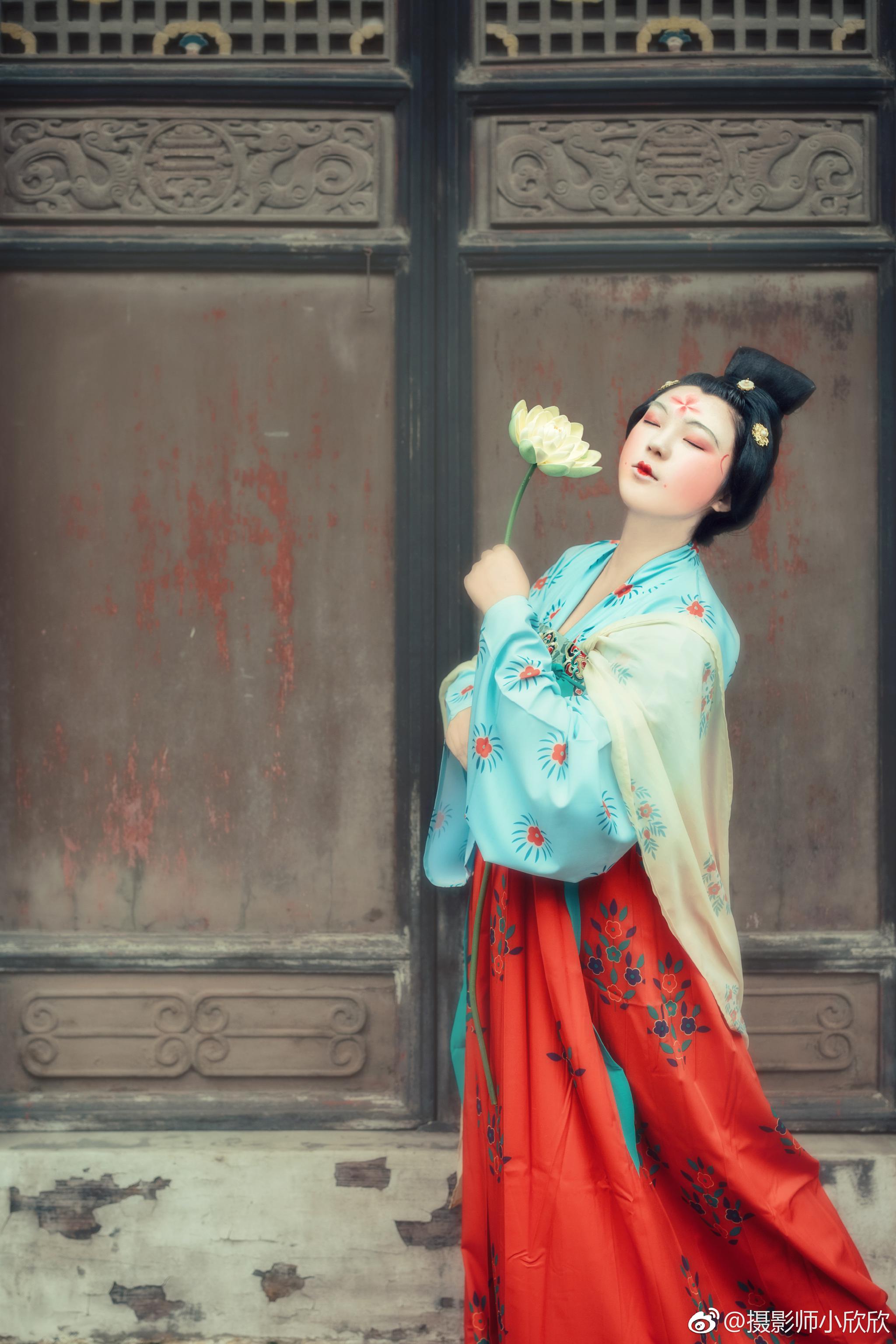 圆鬟无鬓堆髻样,斜红不晕赭面状.昔闻被发