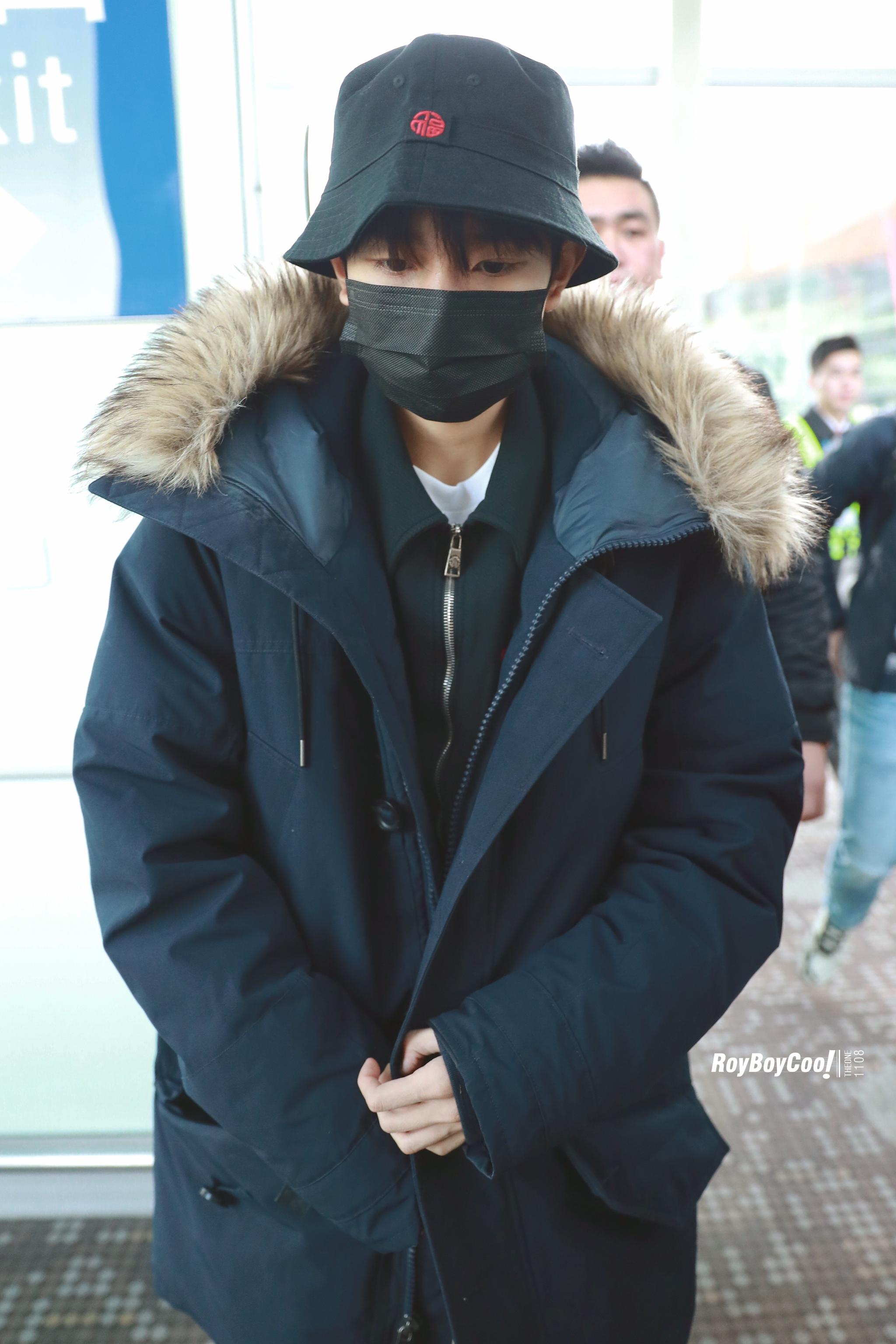 王源今日北京出发上海,一身深蓝色羽绒服 黑色渔夫帽