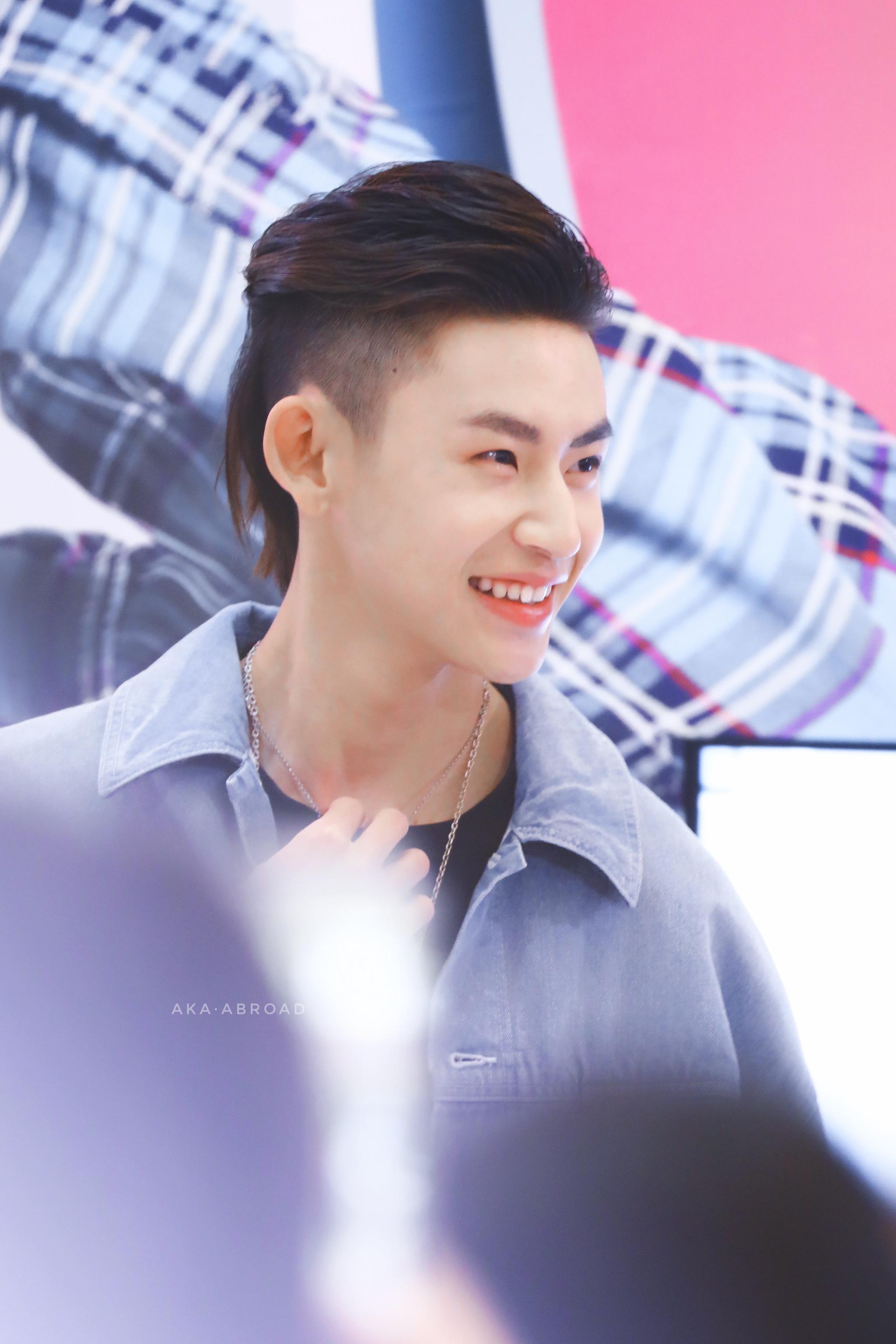 小鬼王琳凯成都品牌活动饭拍今日份一身牛仔外套大背头清爽帅气的