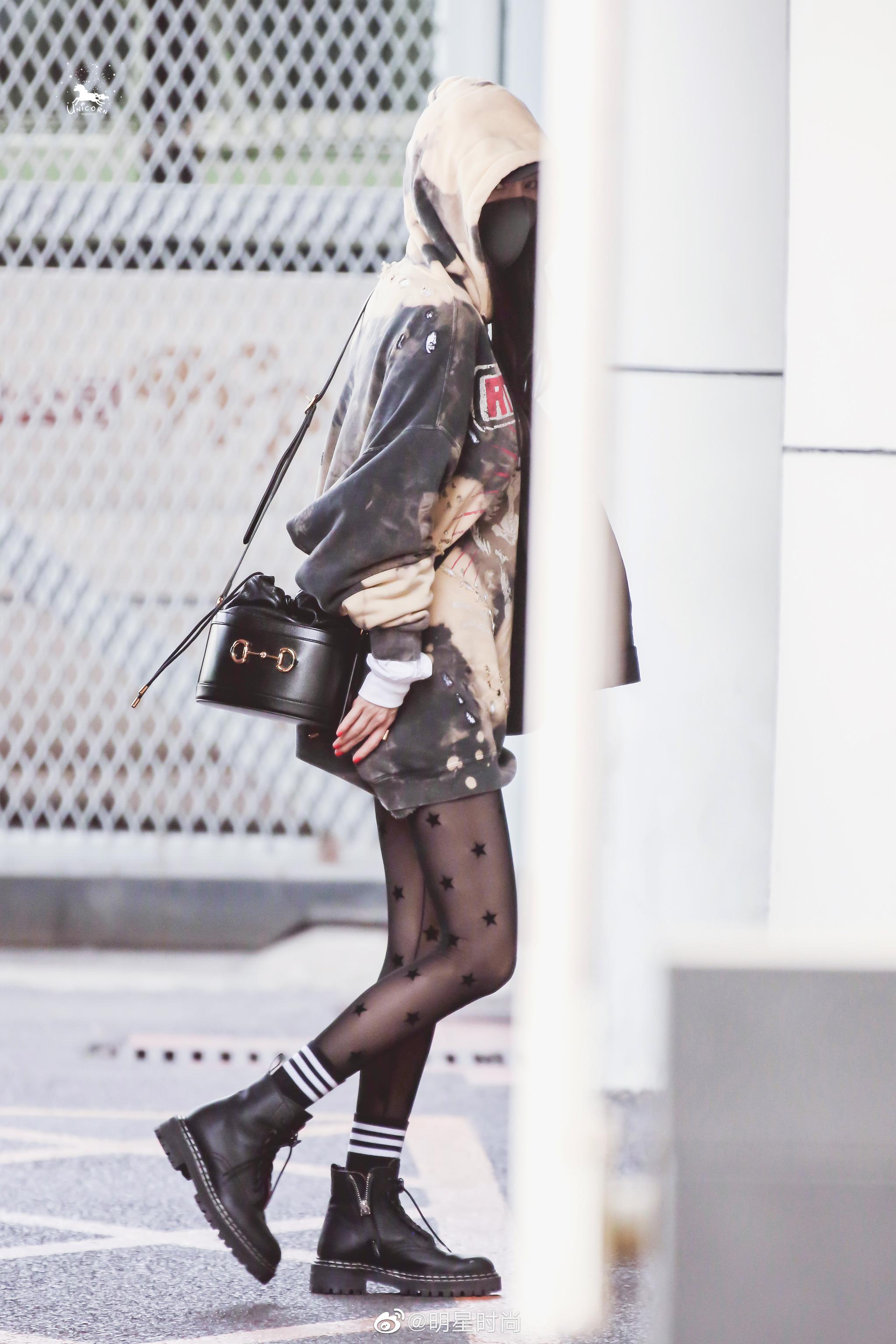 10月20日,杨幂现身北京机场,连帽卫衣搭配星星黑丝