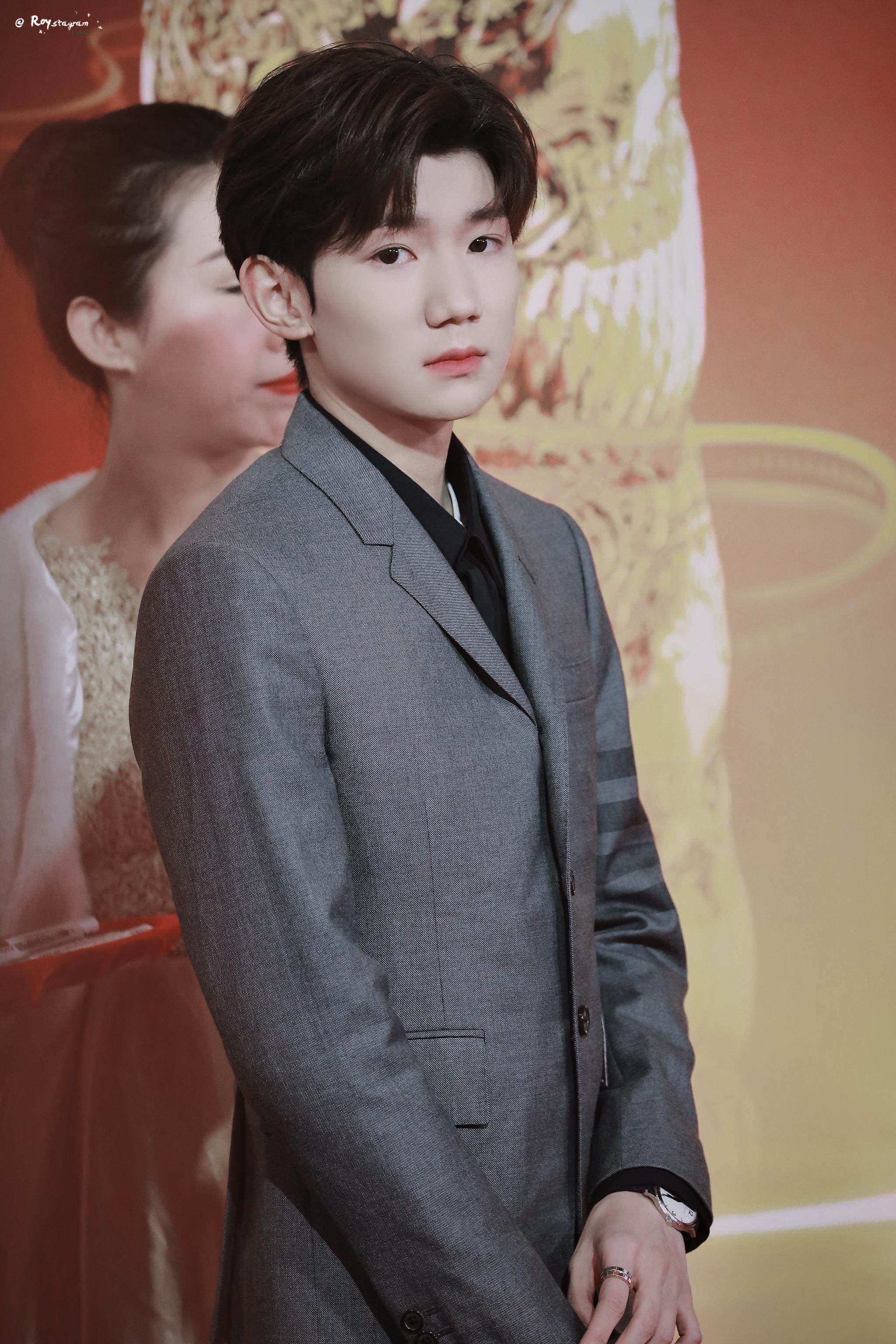 王源华表奖红毯图～一身灰色西装精致优雅的王子源