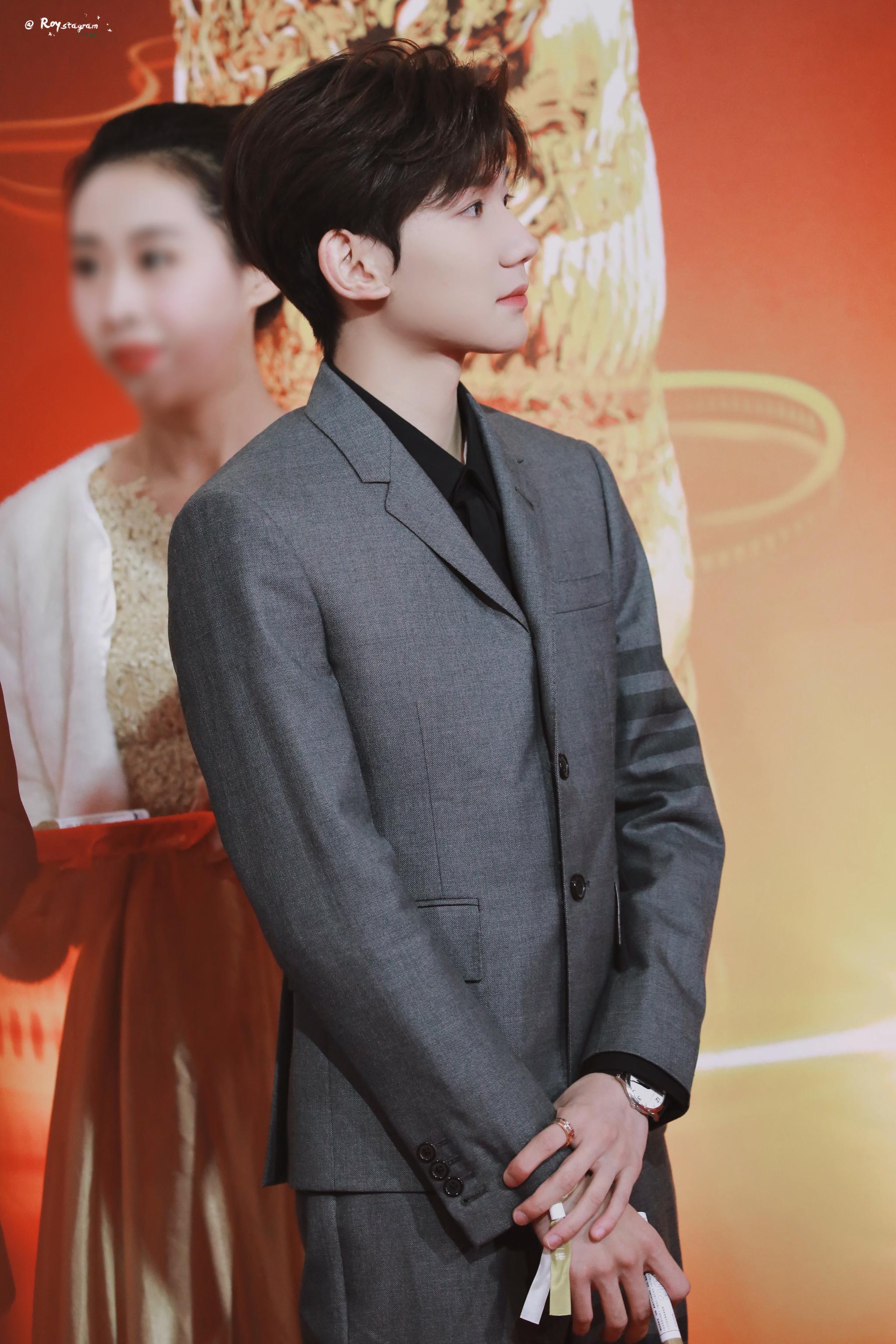 王源华表奖红毯图～一身灰色西装精致优雅的王子源