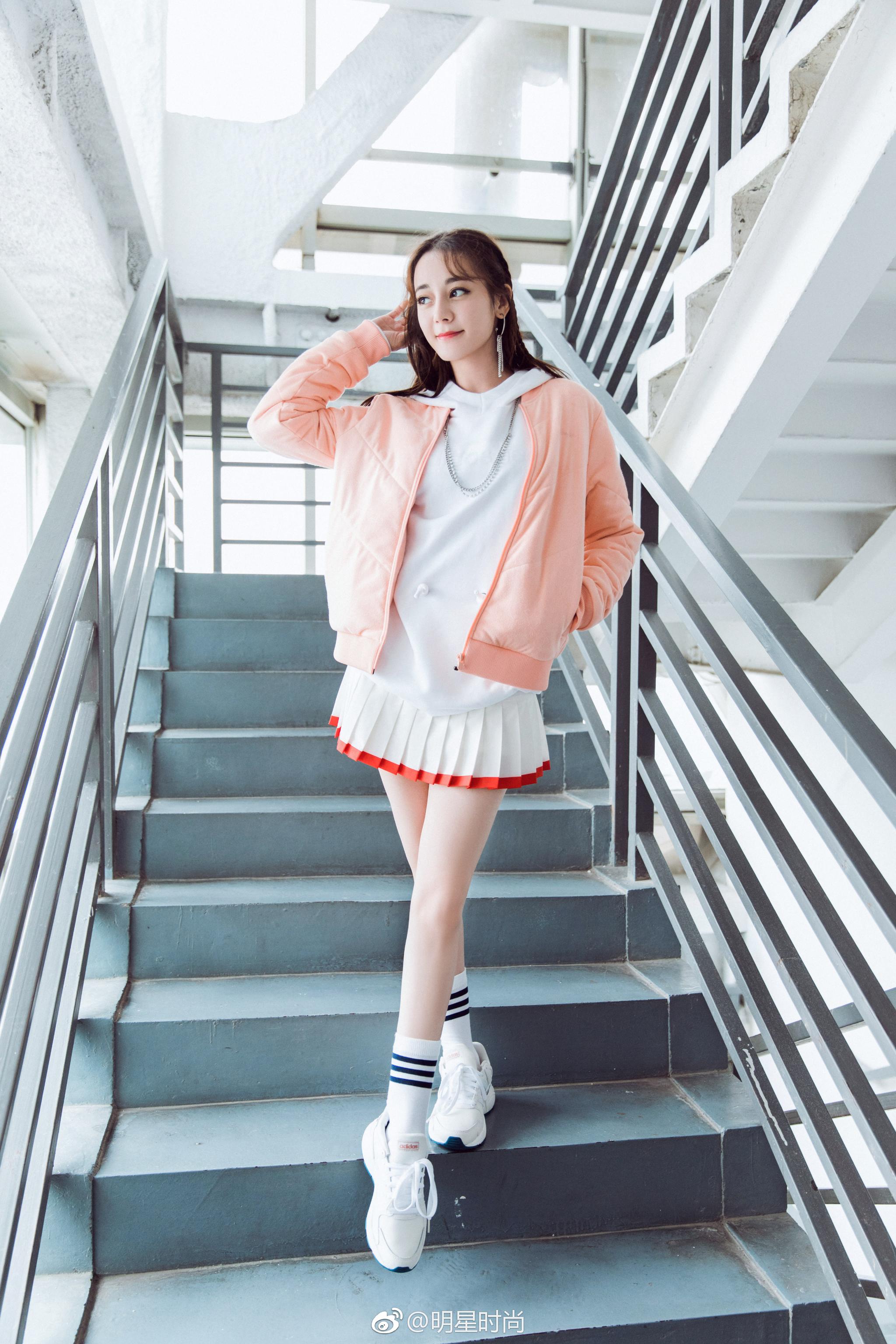 一身甜美系运动装扮,灵动俏皮,活力无限|迪丽热巴|活力|秀美腿_新浪网