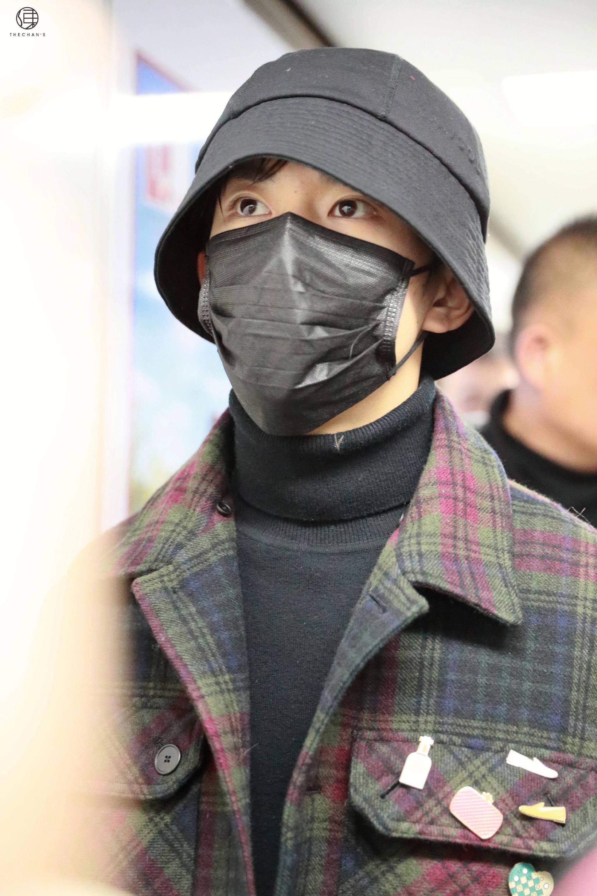 易烊千玺出席完发布会马上返京,头戴渔夫帽被粉丝调侃像"老头"