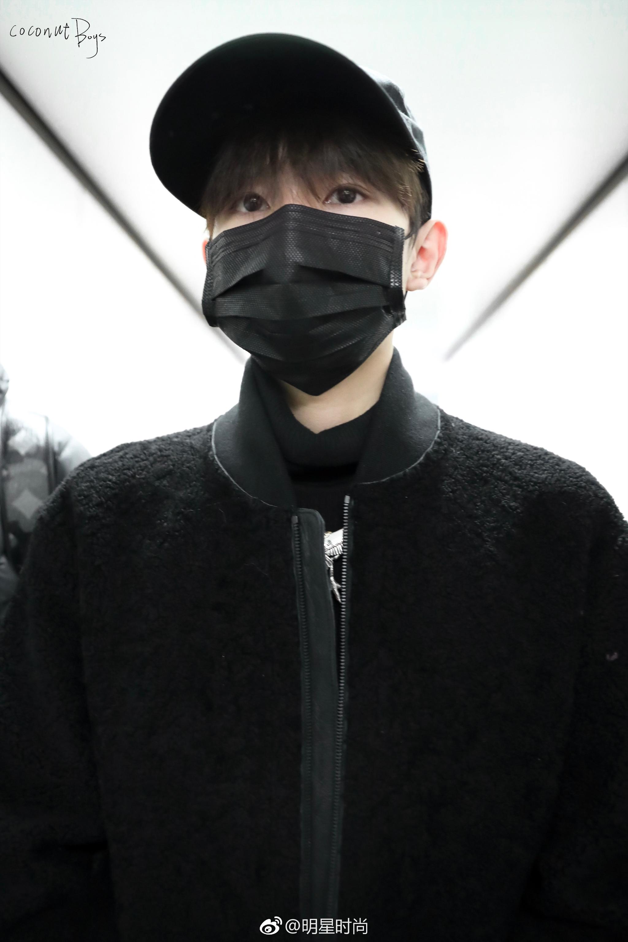 12月18日王源现身北京机场一身休闲风的全黑look干净帅气