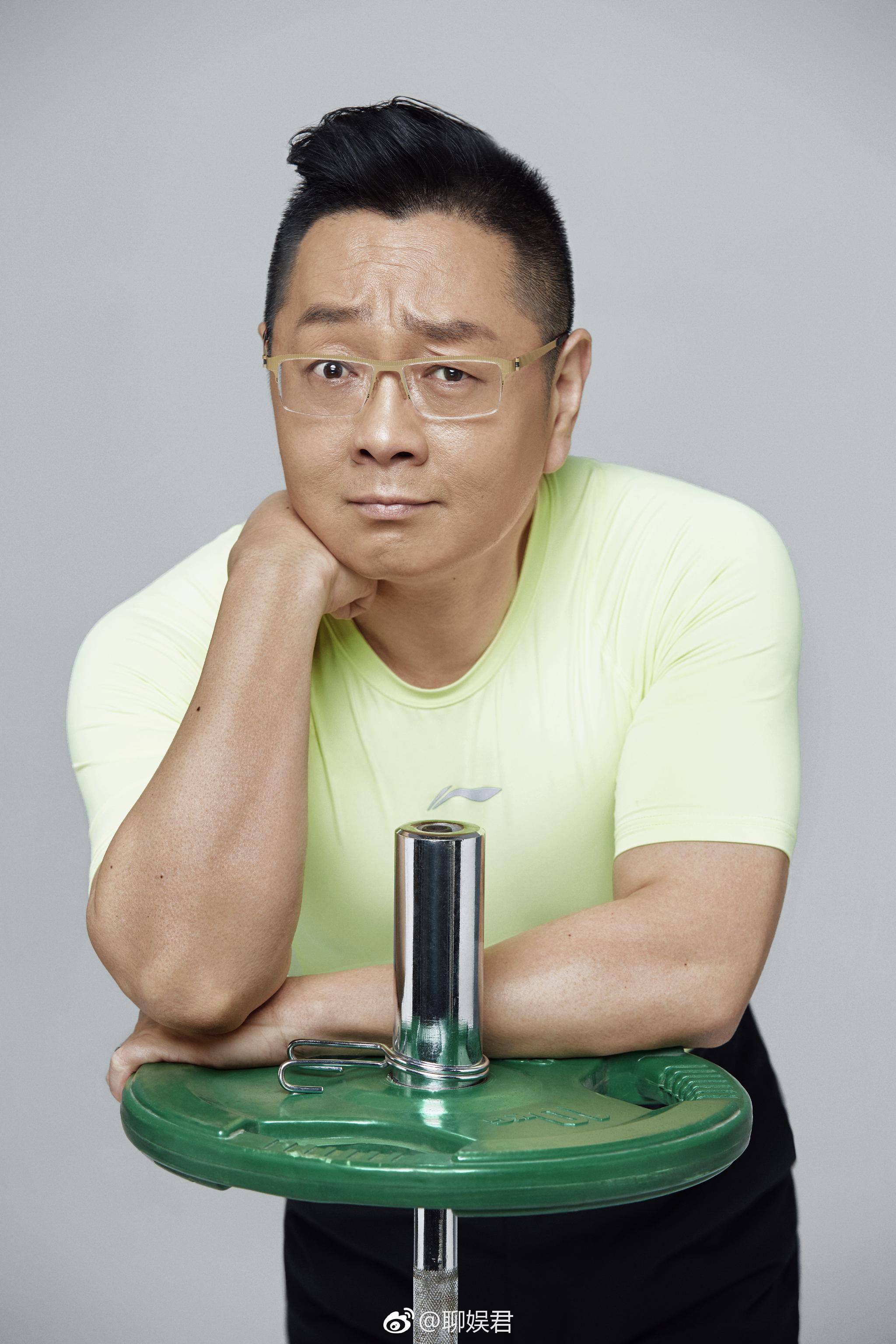 自从张绍刚开始健身之后就成了"炫腹狂魔"