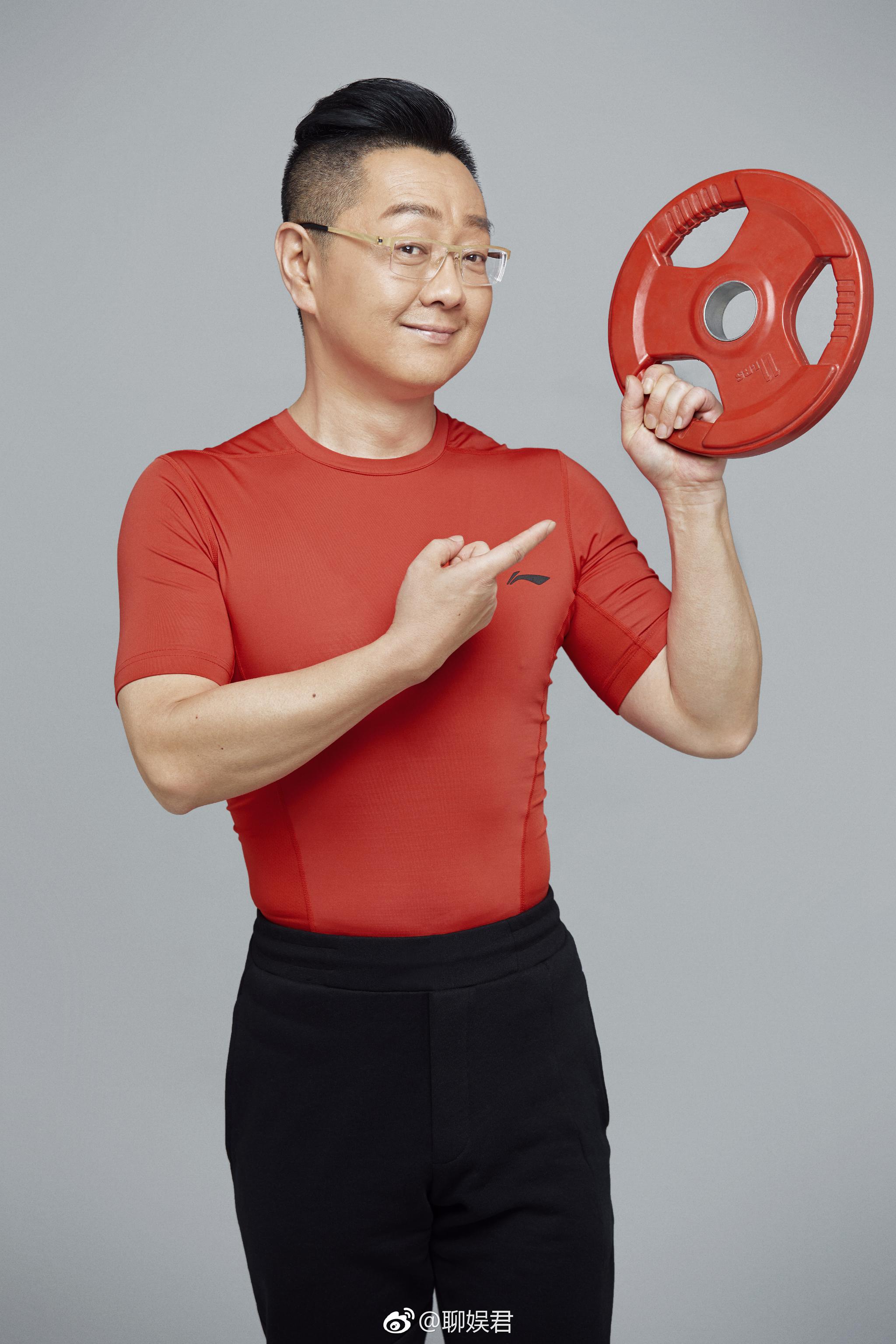 自从张绍刚开始健身之后就成了"炫腹狂魔"