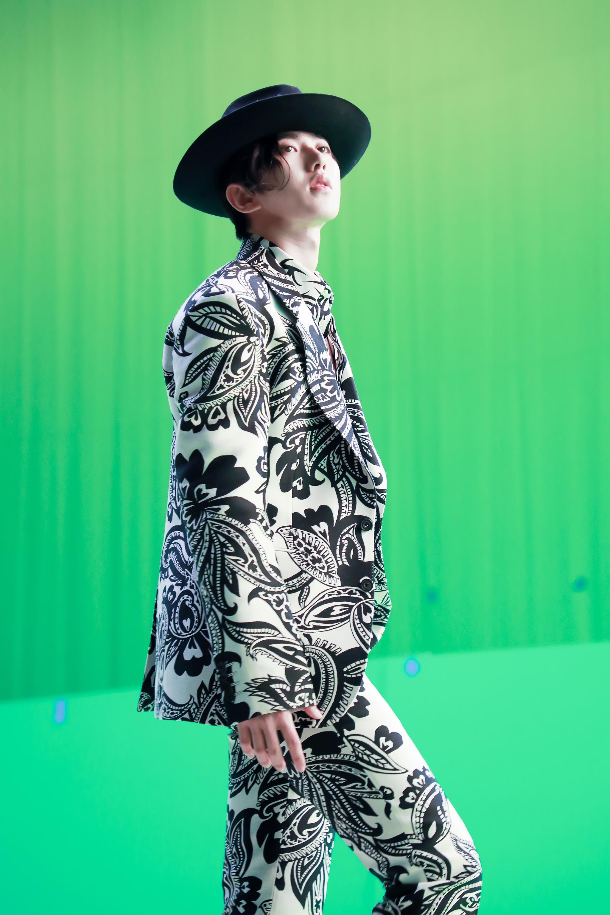 蔡徐坤《wait wait wait》mv拍摄花絮图曝光