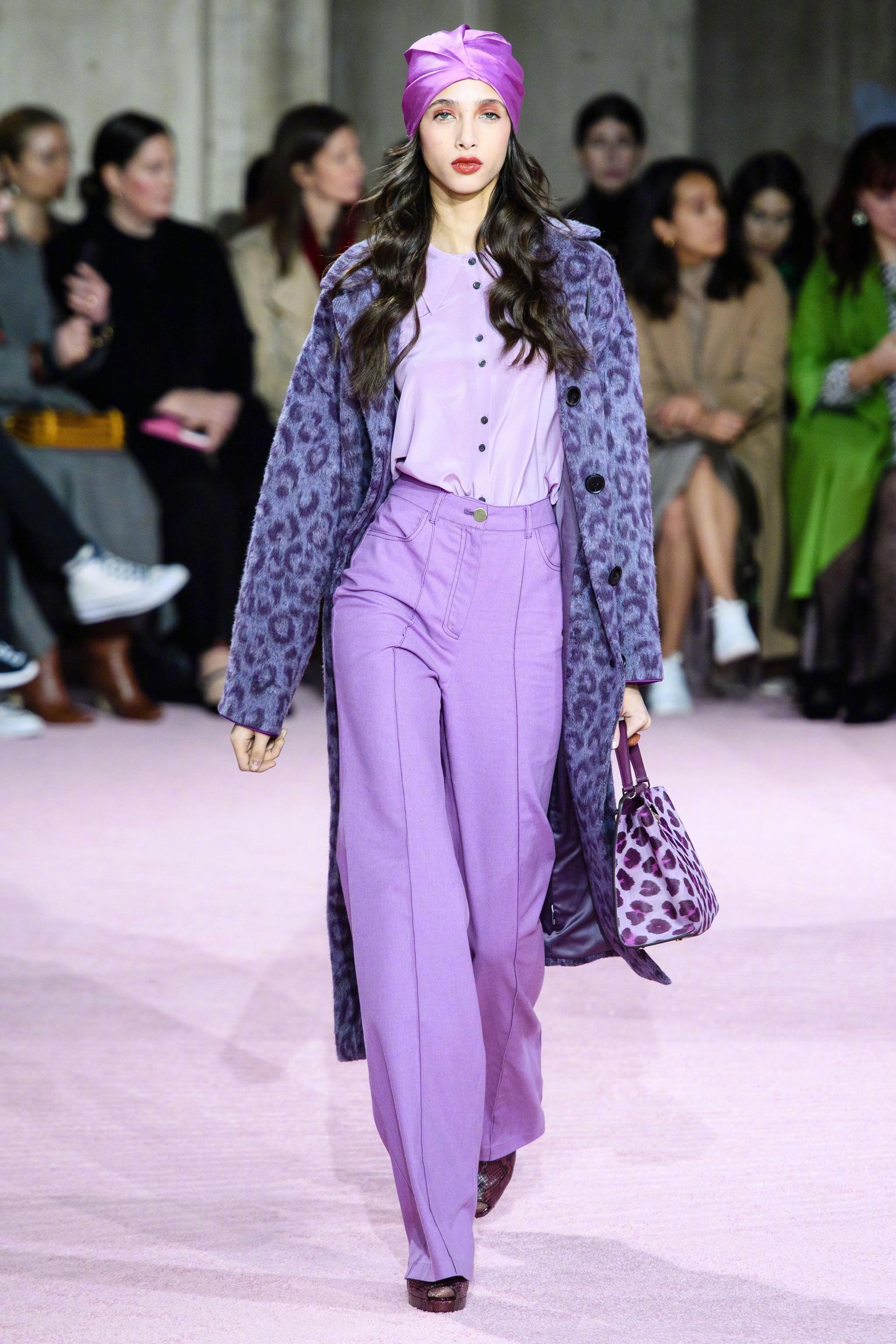 kate spade new york 2019 秋冬系列发布秀———紫色调长裤套装,高