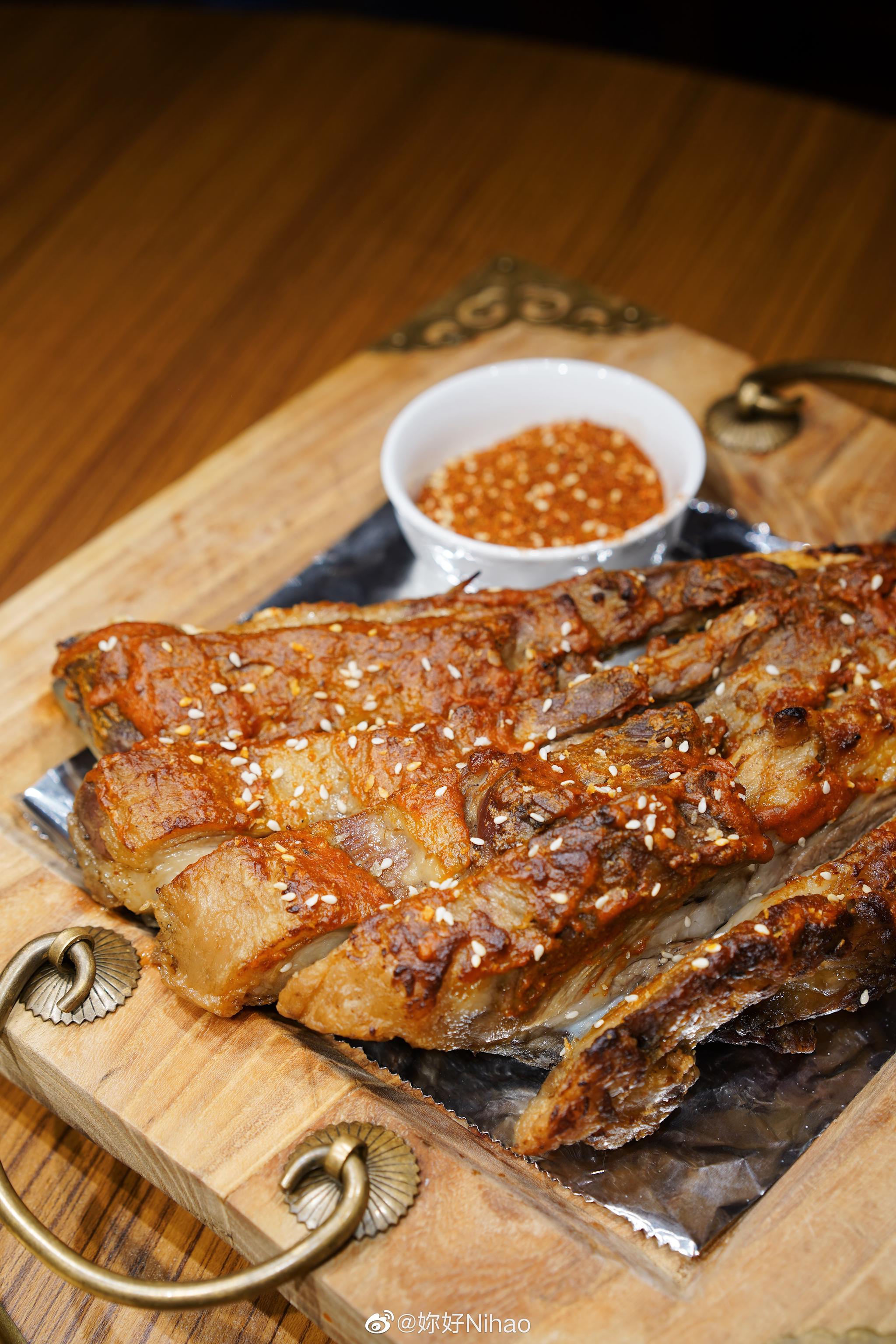 大口啃着烤羊排点了小尾羊特选羊肉 开放式厨房现刨现摆盘的