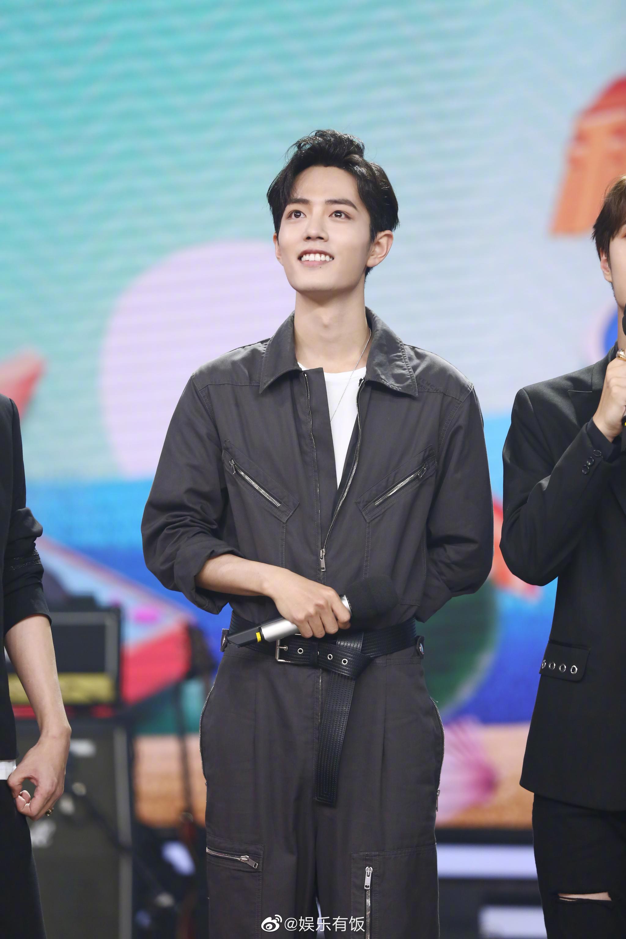 x玖少年团肖战daytoy身穿灰色连体工装裤亮相天天向上