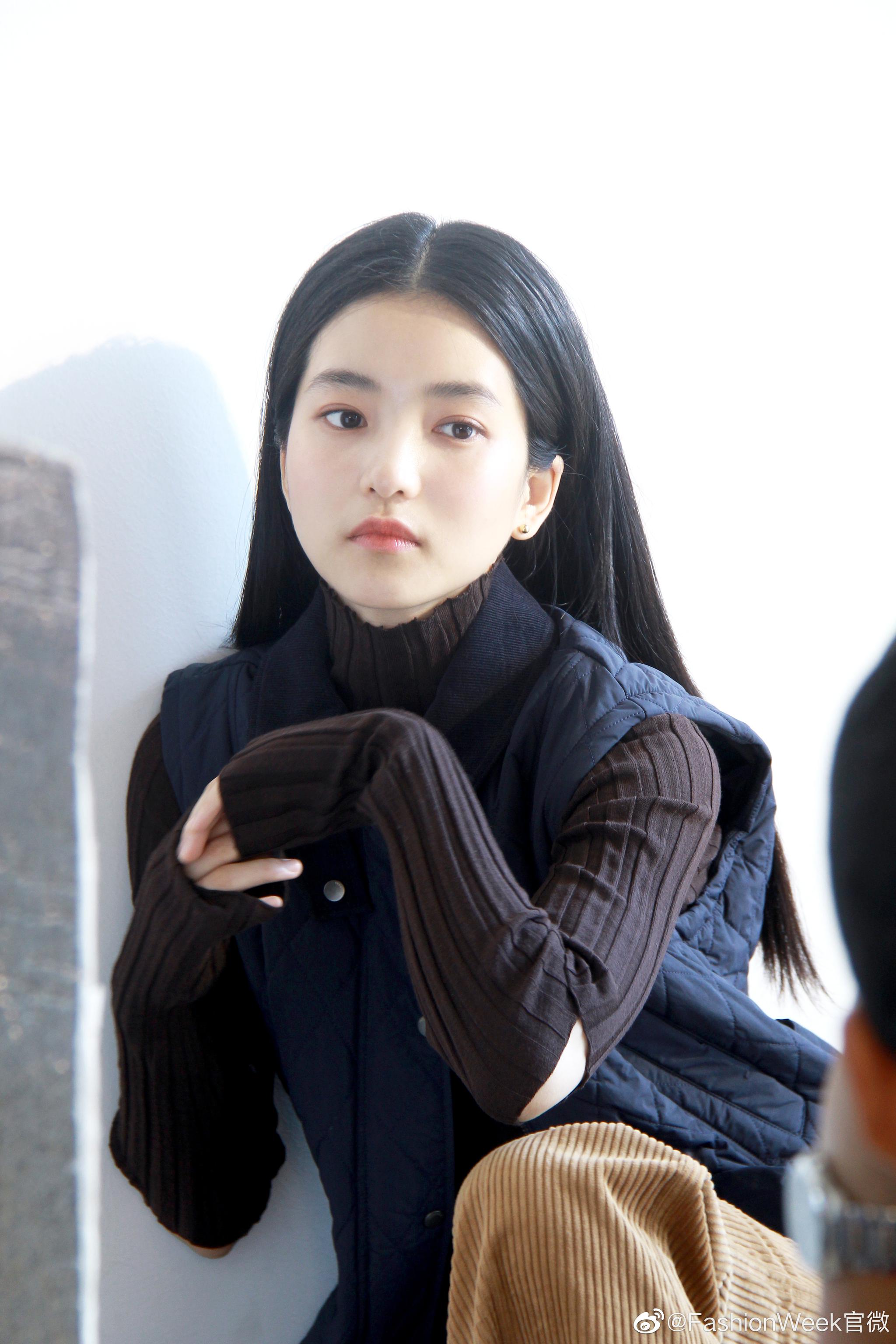 金泰梨 | 秋季画报拍摄花絮照,气质婉约令人舒服