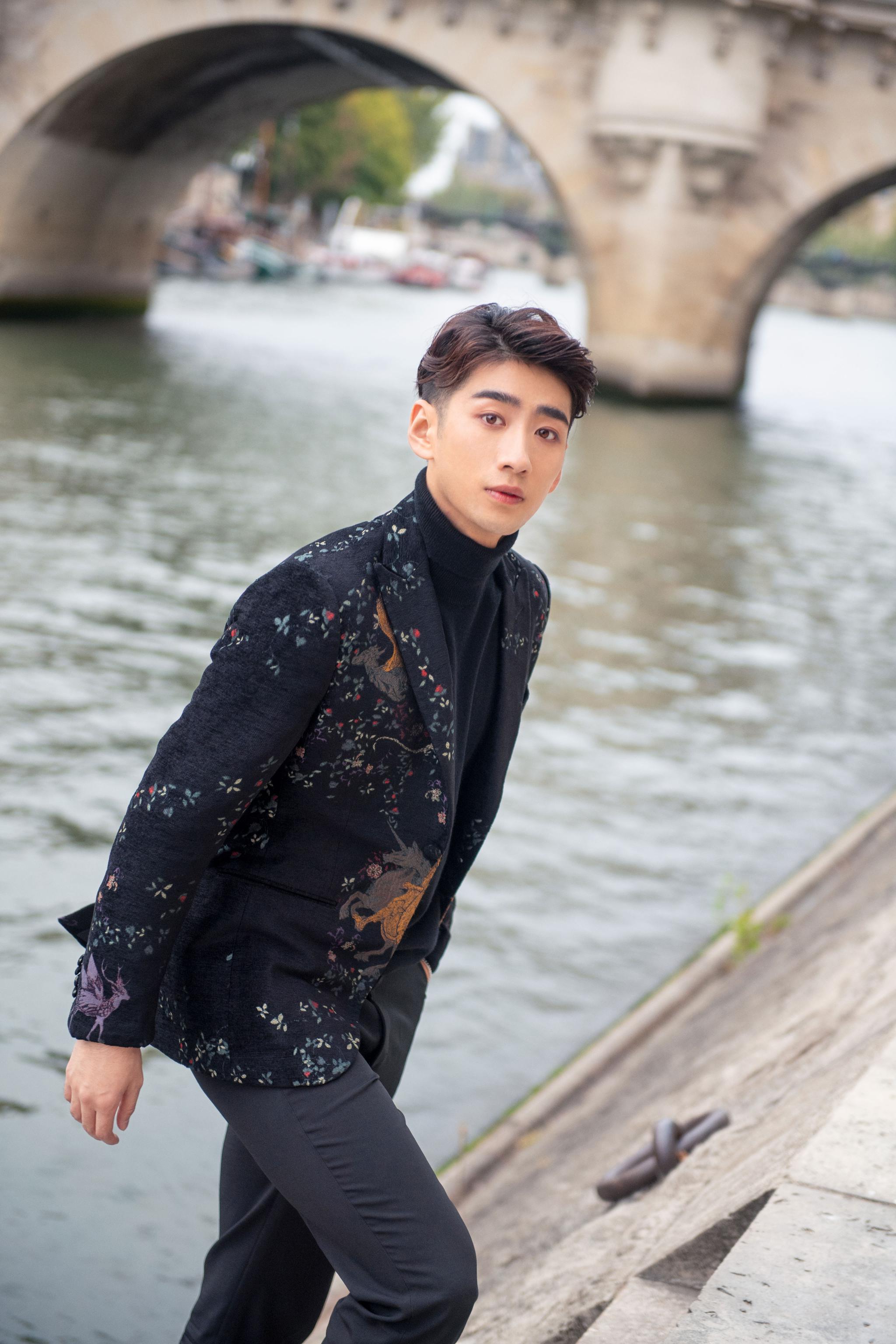 丰楚轩lil-t 现身巴黎时装周秀场,中世纪风格龙形刺绣时尚又复古