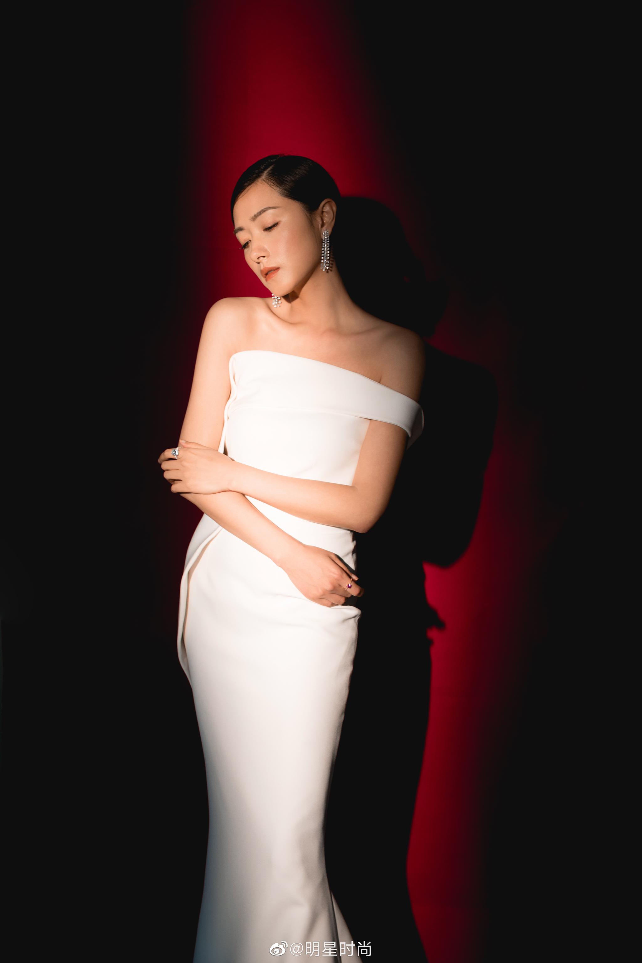 万茜同南方车站的聚会剧组一起现身金鸡奖闭幕式红毯