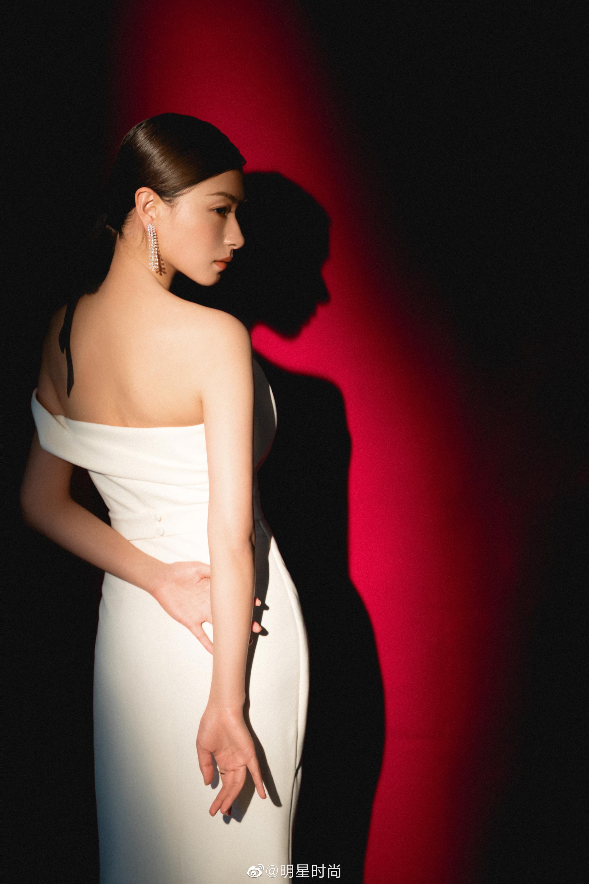 万茜同南方车站的聚会剧组一起现身金鸡奖闭幕式红毯