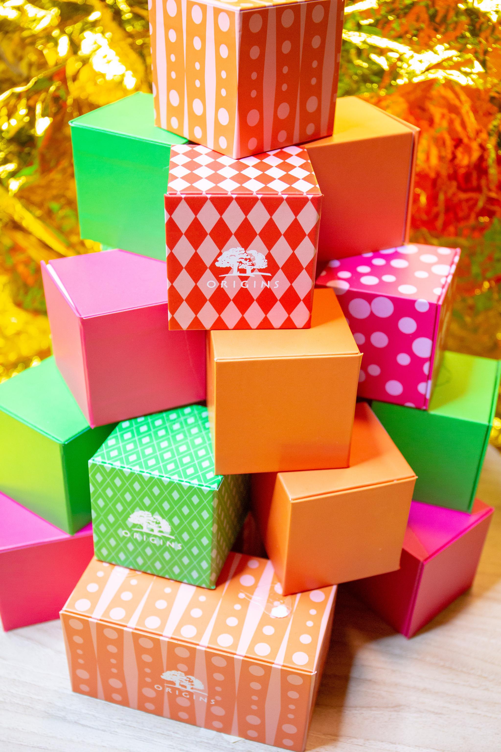 收到了悦木之源的圣诞礼物居然是一颗用礼物堆成的圣诞树就