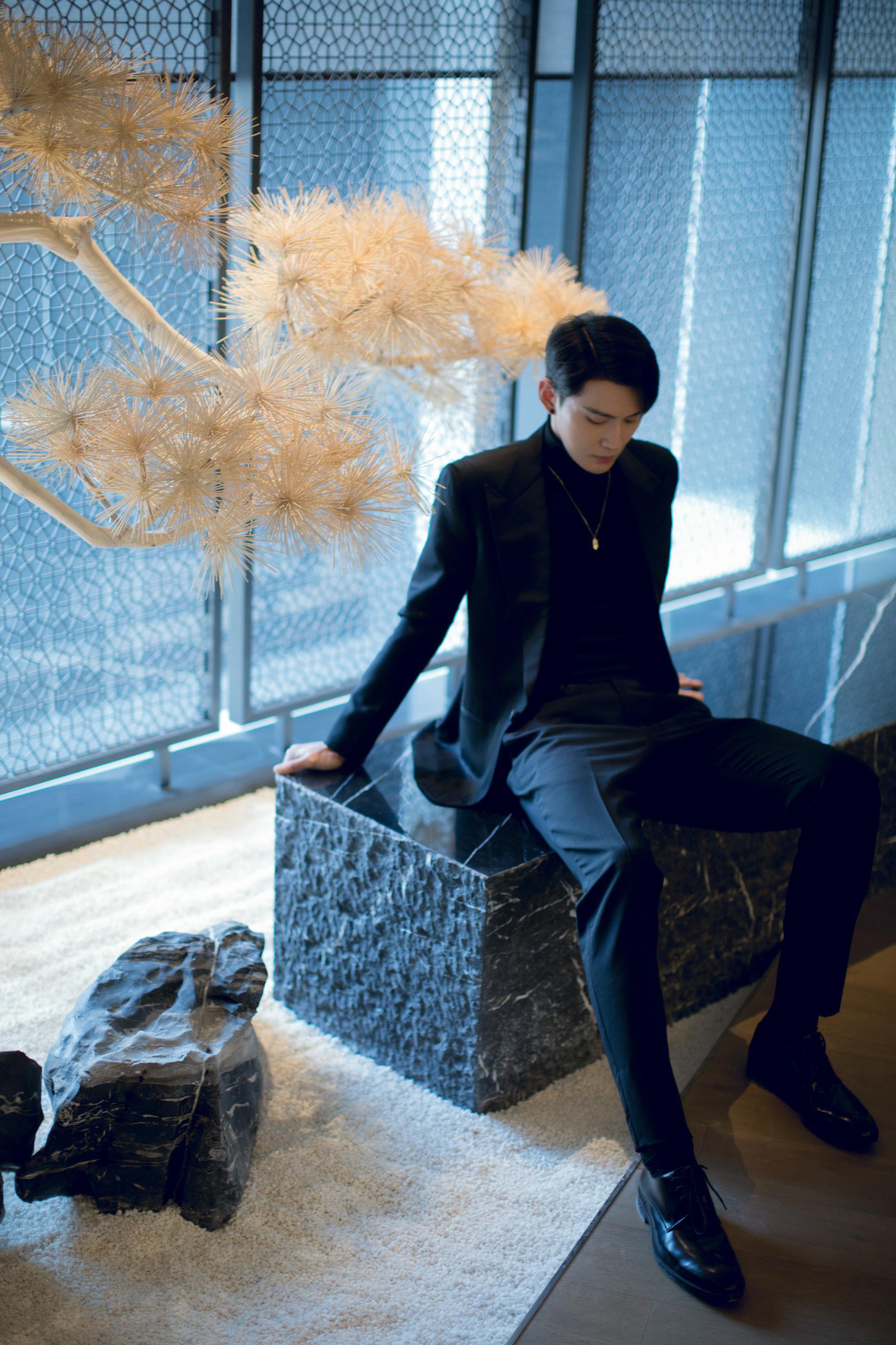 徐正溪jeremyjones 新造型上线,一身黑色西装成熟沉稳