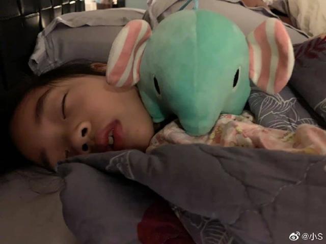 小s晒女儿睡姿,网友提醒:张嘴睡觉孩子易变丑,这5点需注意