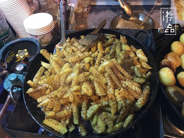 重庆街头的油炸小推车,为什么是年轻上班族灵魂的止痛药?