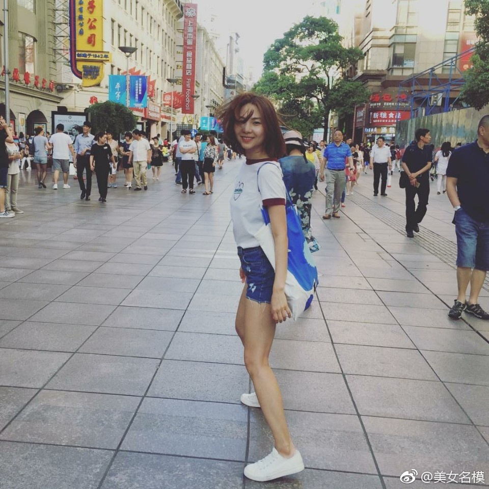 上海南京路街拍美女让风景更靓丽