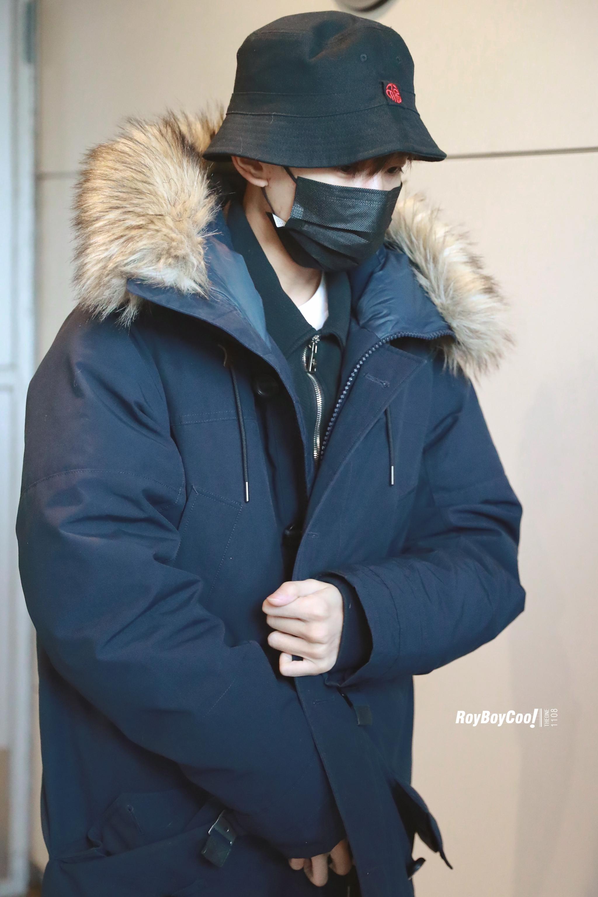 王源今日北京出发上海,一身深蓝色羽绒服 黑色渔夫帽