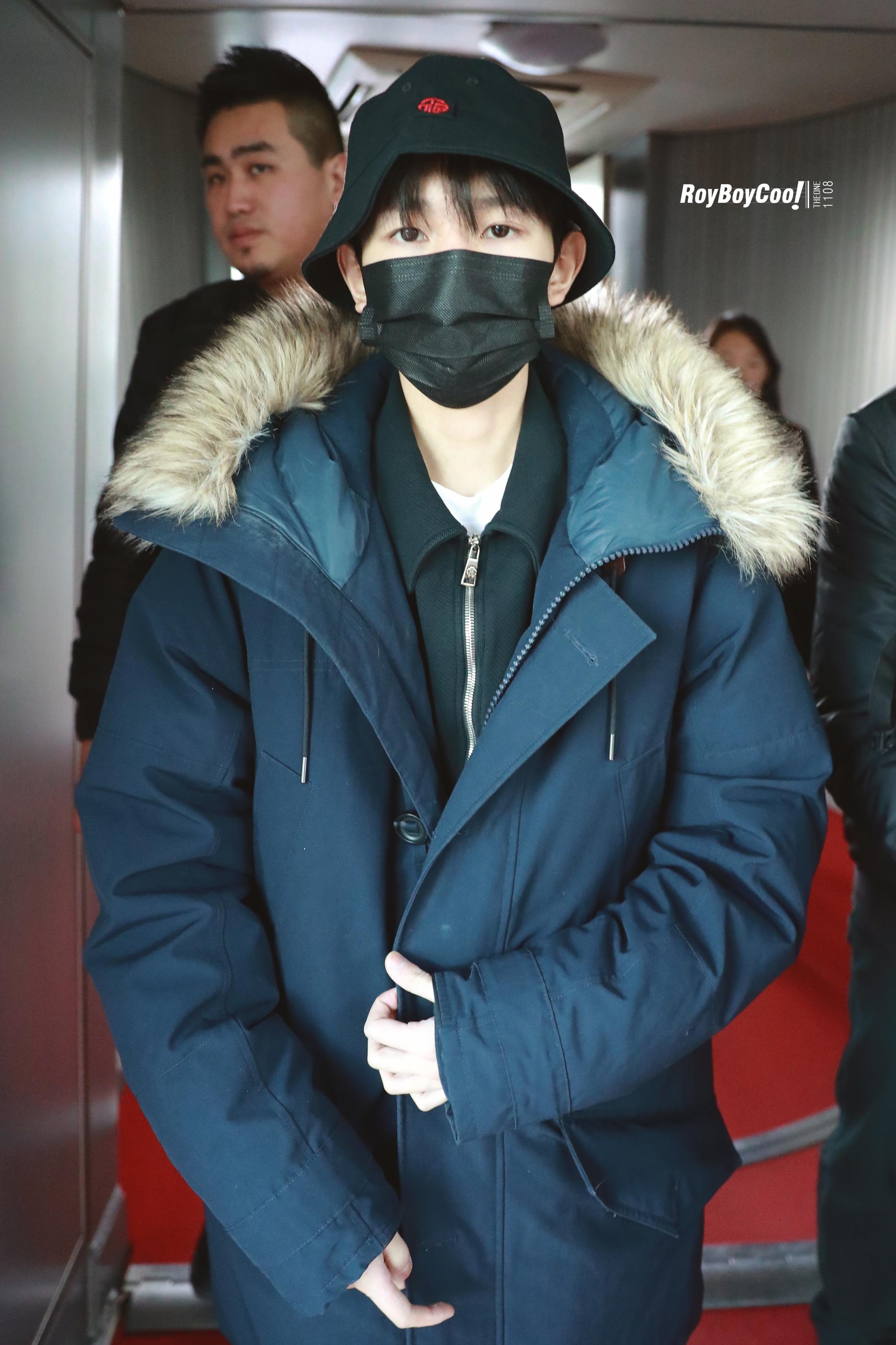 王源今日北京出发上海,一身深蓝色羽绒服 黑色渔夫帽