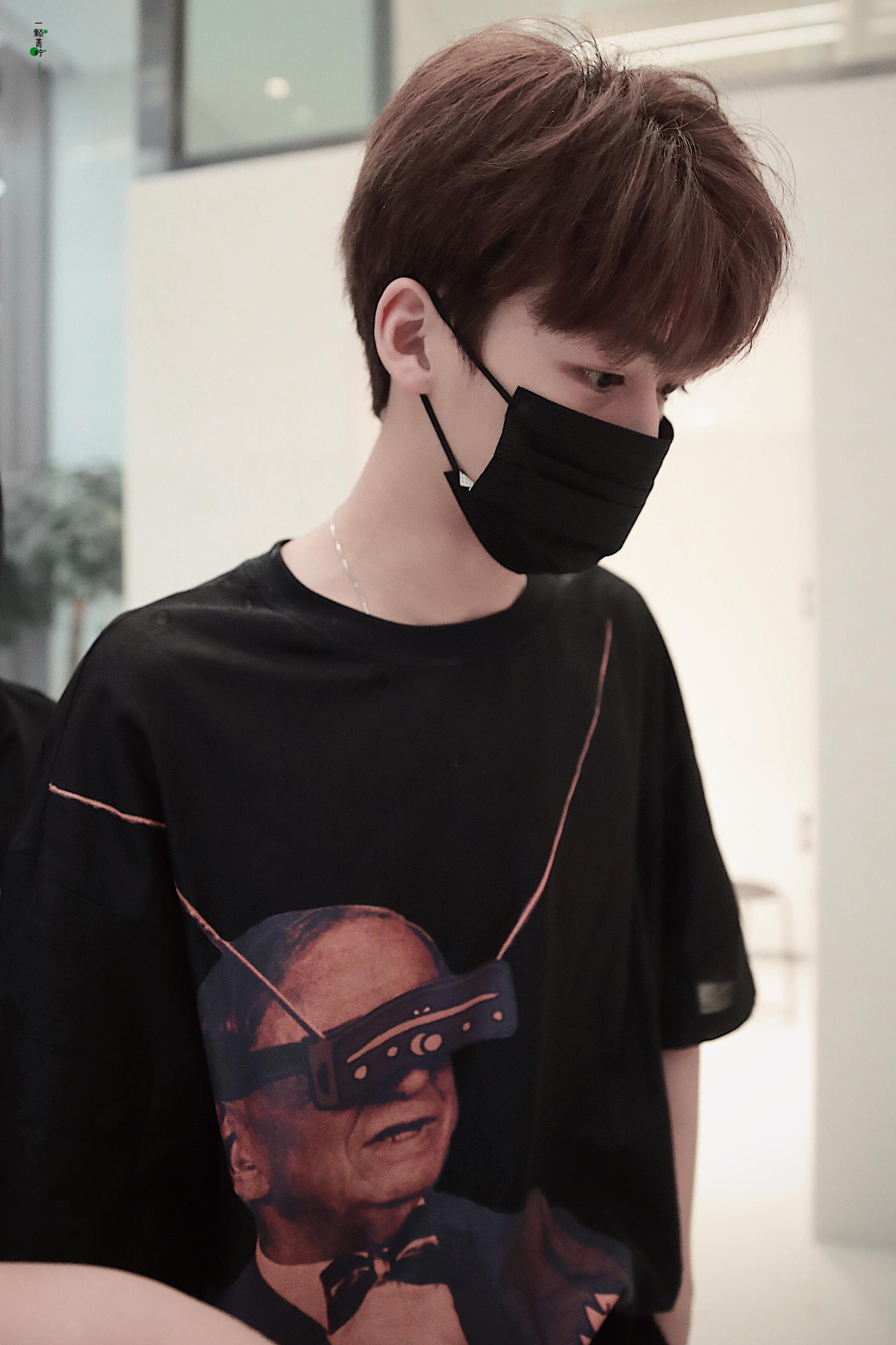 何洛洛今日份上班图,一身黑色look的酷少年