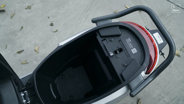 九号电动 e125 评测:这辆「网生代」电动车,颜值和智商都在线