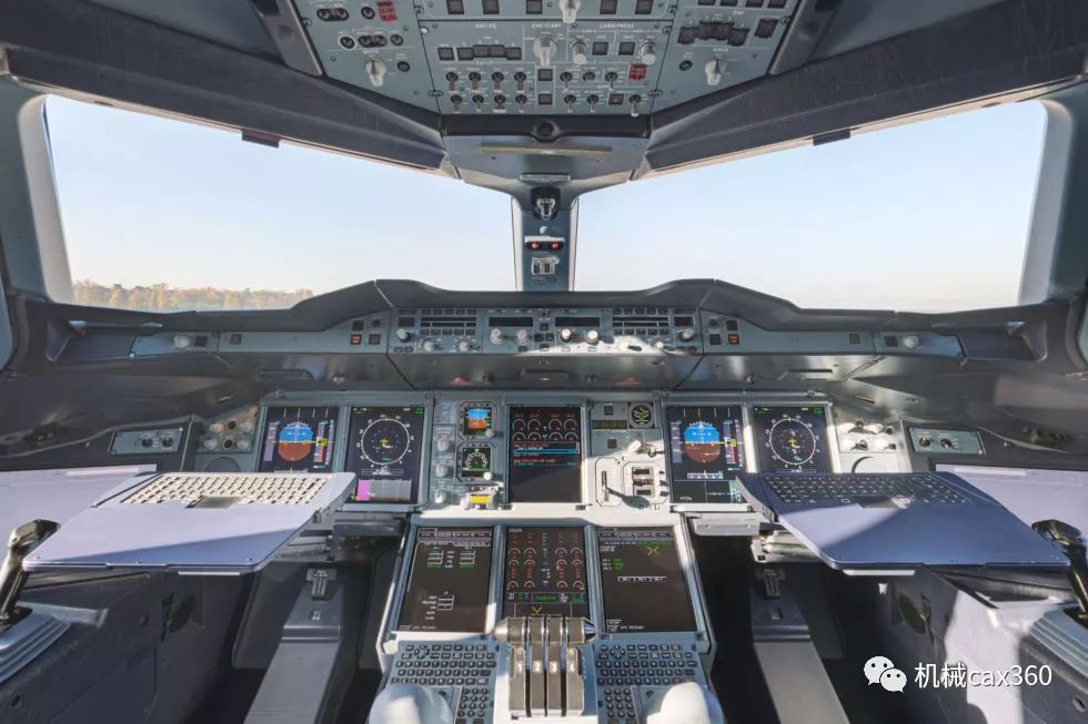 空客为了让a380驾驶上的经验与其他空客客机相同,将驾驶舱设于机首第