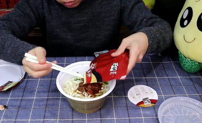 小伙试吃54元康师傅方便面,看到料包懵了,康师傅真的有牛吗?