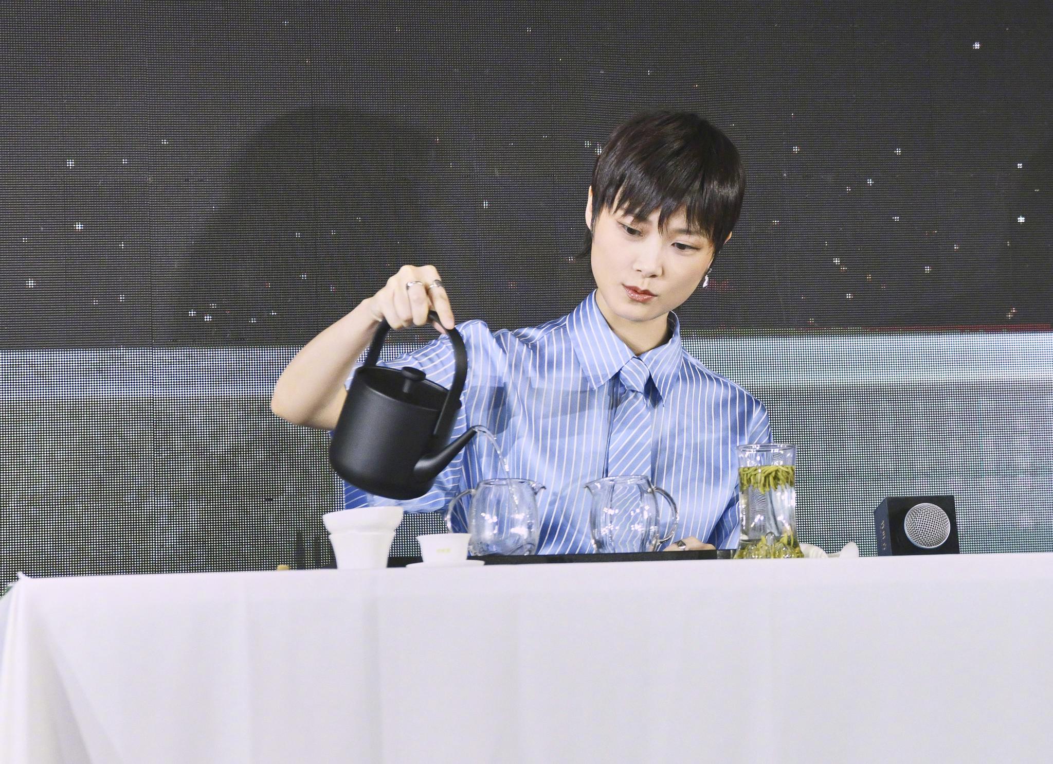 如茶般清新自然,率真优雅,李宇春作为@竹叶青峨眉高山绿茶 代言人