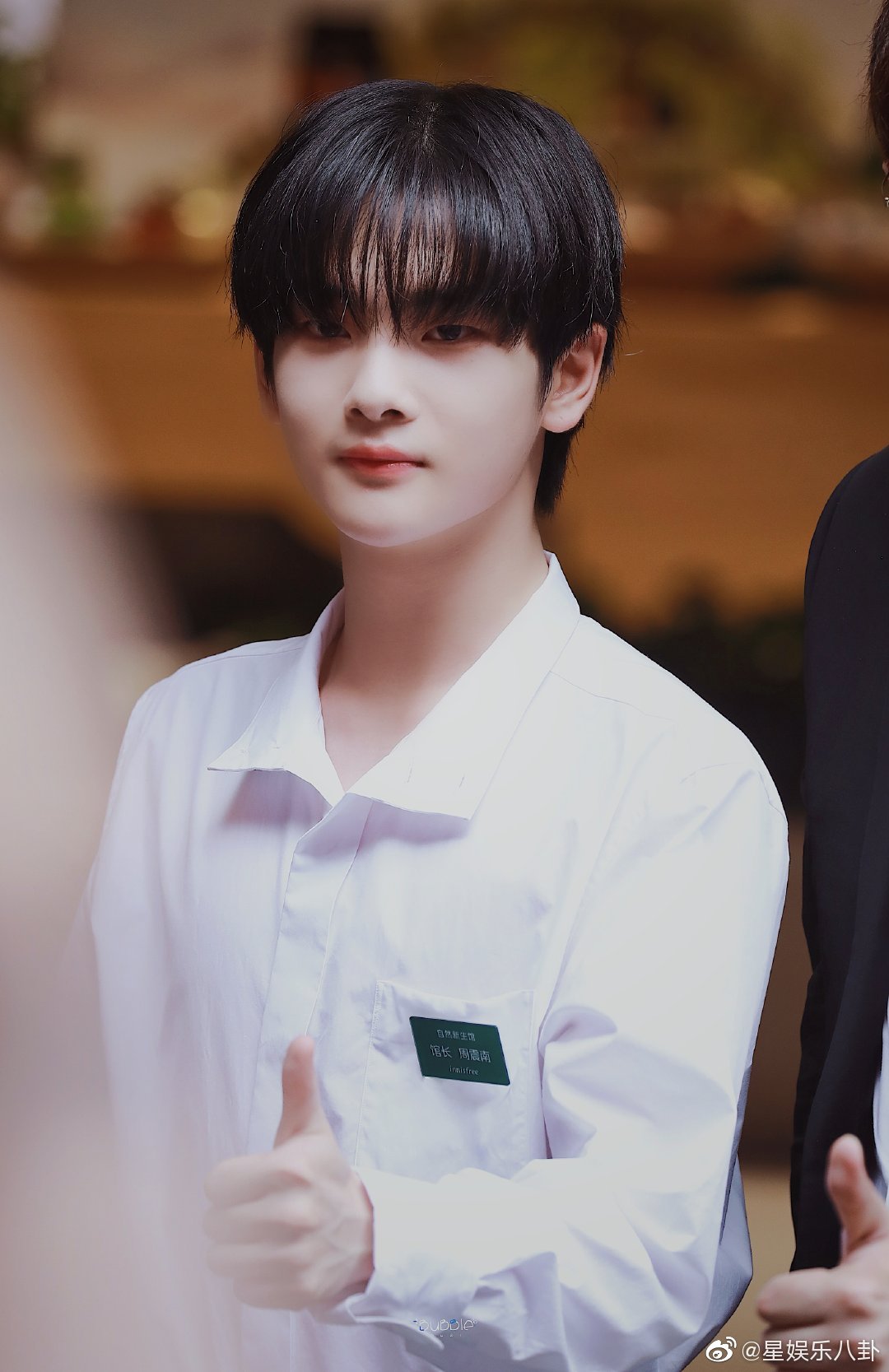 周震南成都周震南白衬衫周震南品牌活动饭拍图