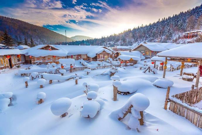 北国风光,千里冰封,万里雪飘。望长城内外,惟余莽莽;大河上下