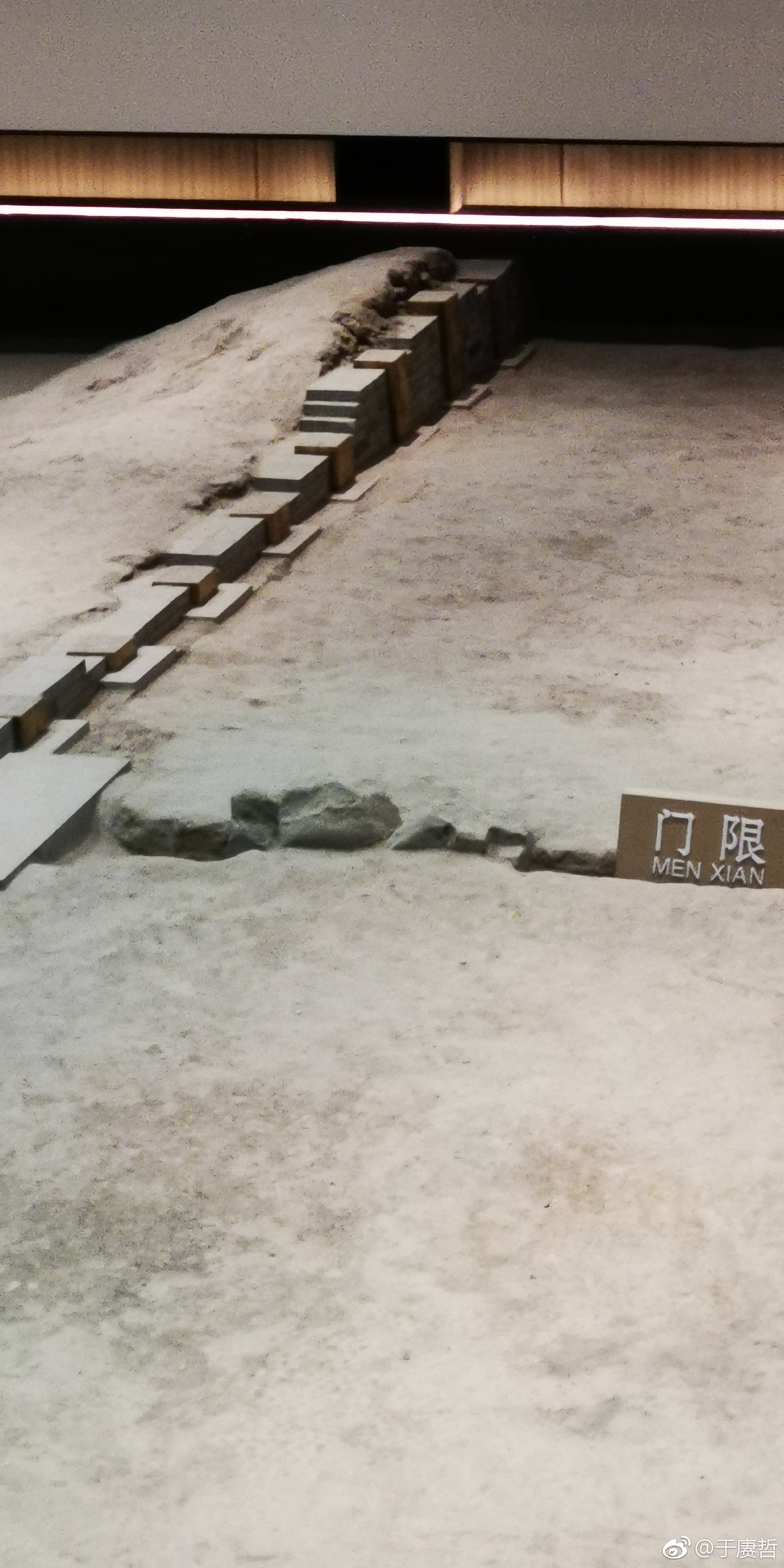 大明宫丹凤门遗址门道。五个门道，现存四条，带门限，即门槛|门道|门槛石|丹凤门|门限|大明宫_新浪新闻