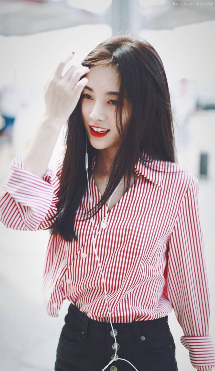 鞠婧祎身穿红白条纹衫搭配黑色牛仔裤亮相,不停用手撩头发的同时还