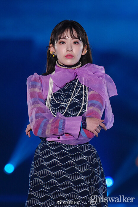 小樱花宫胁咲良紫色复古蝴蝶结连衣裙造型参加走秀,你们觉得怎么样