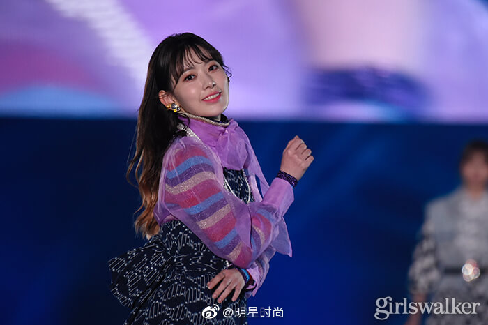 小樱花宫胁咲良紫色复古蝴蝶结连衣裙造型参加走秀,你们觉得怎么样