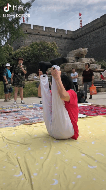 西安公园里的大爷大妈才是健身鄙视链顶端的王者