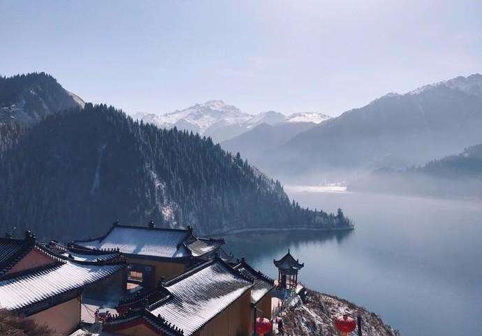 北国风光,千里冰封,万里雪飘。望长城内外,惟余莽莽;大河上下