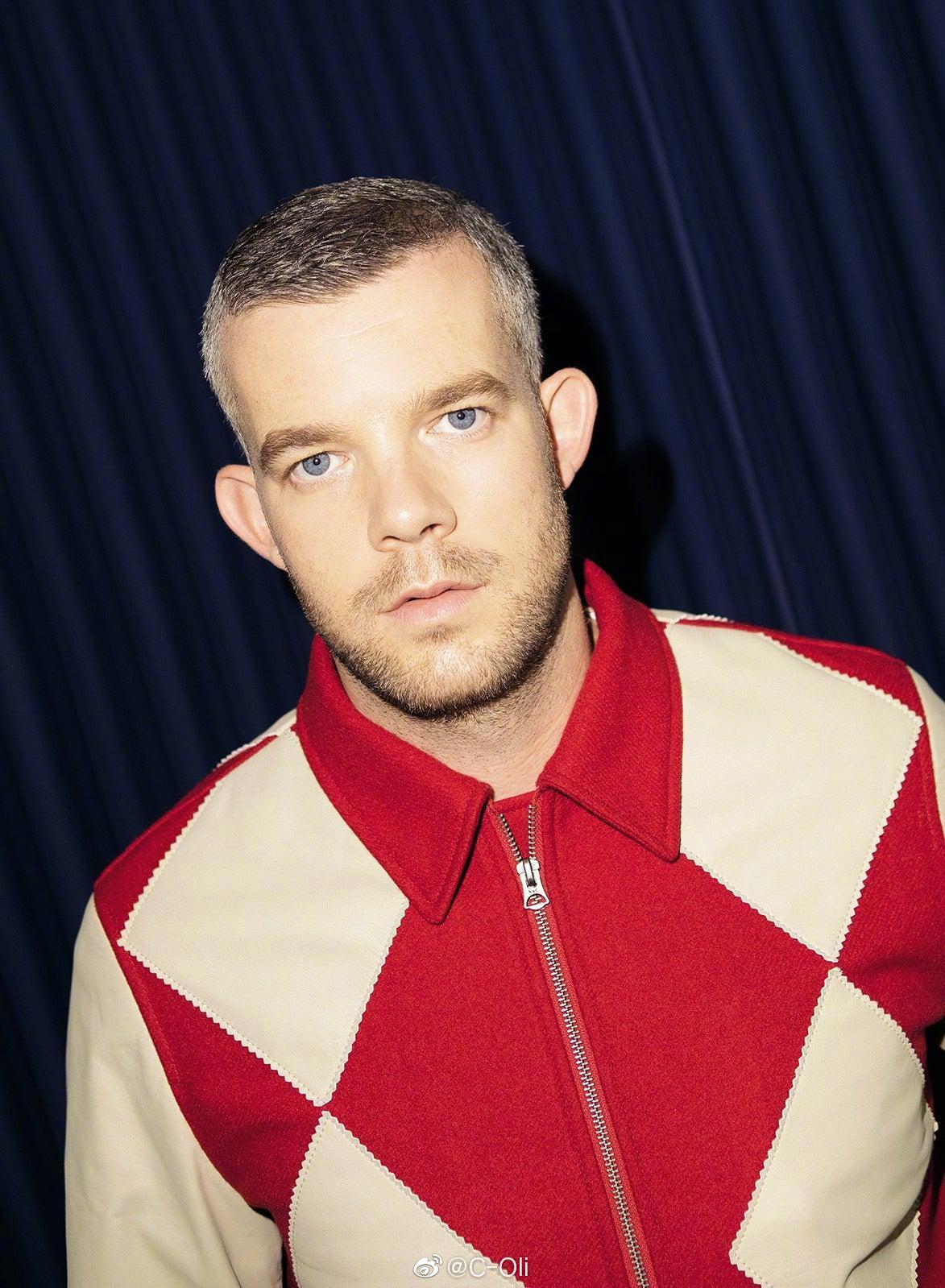 小狼russell tovey登上《es magazine》本周新刊封面