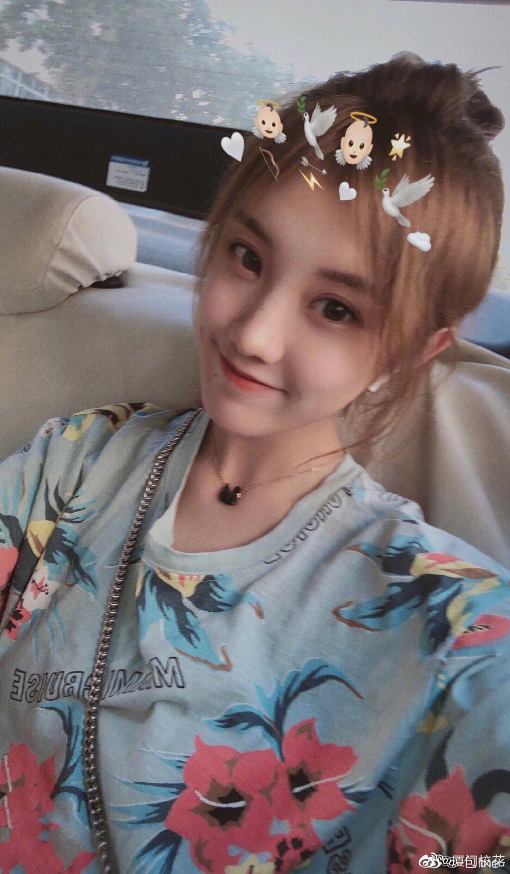 00年,就读于大连外国语大学,身高165cm,很可爱的女生,你喜欢吗